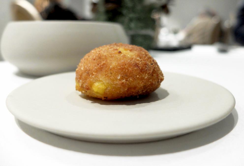 Galleria fotografica






Golosa ma armoniosa la cucina de Il Moro, nelle foto di Tanio Liotta. Fin dagli appetizer: qui Panelle con crema di pistacchi









Sfincioni









Cracker salato, gel di frutti rossi, crema al limone






