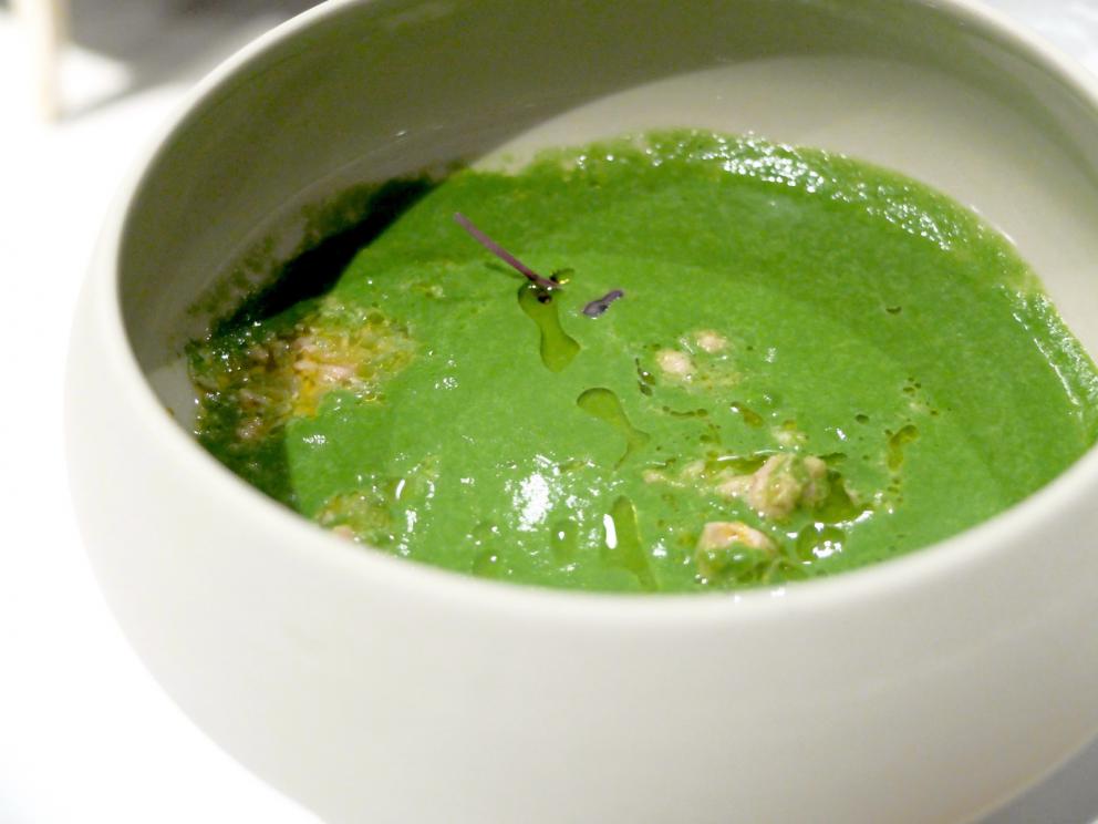 Galleria fotografica






Golosa ma armoniosa la cucina de Il Moro, nelle foto di Tanio Liotta. Fin dagli appetizer: qui Panelle con crema di pistacchi









Sfincioni









Cracker salato, gel di frutti rossi, crema al limone









Arancino di riso, Parmigiano e zafferano






