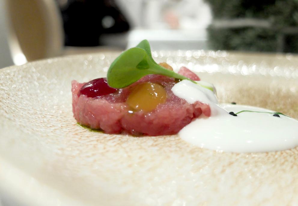 Galleria fotografica






Golosa ma armoniosa la cucina de Il Moro, nelle foto di Tanio Liotta. Fin dagli appetizer: qui Panelle con crema di pistacchi









Sfincioni









Cracker salato, gel di frutti rossi, crema al limone









Arancino di riso, Parmigiano e zafferano









Crema di cime di rapa, ragù di tonno






