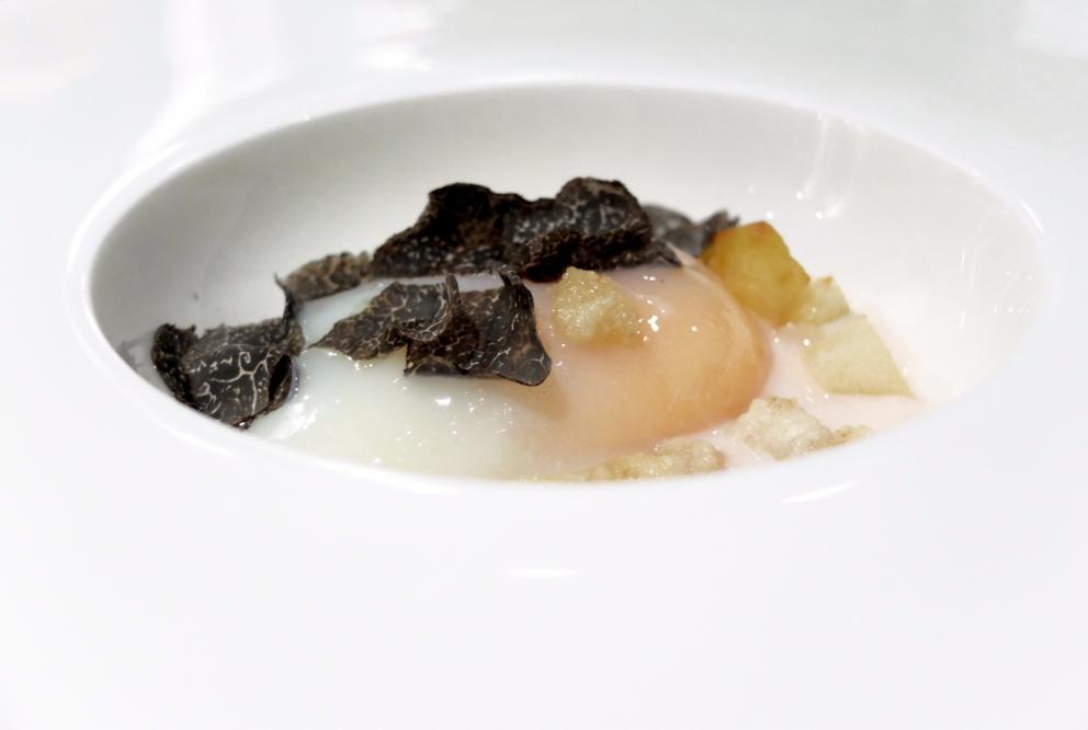 Galleria fotografica






Golosa ma armoniosa la cucina de Il Moro, nelle foto di Tanio Liotta. Fin dagli appetizer: qui Panelle con crema di pistacchi









Sfincioni









Cracker salato, gel di frutti rossi, crema al limone









Arancino di riso, Parmigiano e zafferano









Crema di cime di rapa, ragù di tonno









Tonno rosso, siero di ricotta di pecora, granella di aglio in tempira, passion fruit e olio al basilico. Molto buono






