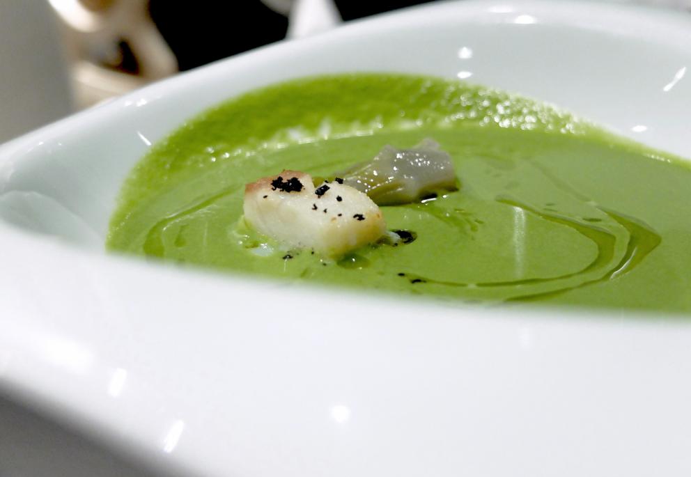 Galleria fotografica






Golosa ma armoniosa la cucina de Il Moro, nelle foto di Tanio Liotta. Fin dagli appetizer: qui Panelle con crema di pistacchi









Sfincioni









Cracker salato, gel di frutti rossi, crema al limone









Arancino di riso, Parmigiano e zafferano









Crema di cime di rapa, ragù di tonno









Tonno rosso, siero di ricotta di pecora, granella di aglio in tempira, passion fruit e olio al basilico. Molto buono









Uovo, crema di calamari, calamaretti croccanti, patata noisette e tartufo nero. Classici accostamenti ben realizzati, c'è sempre una bella attenzione a texture e temperature






