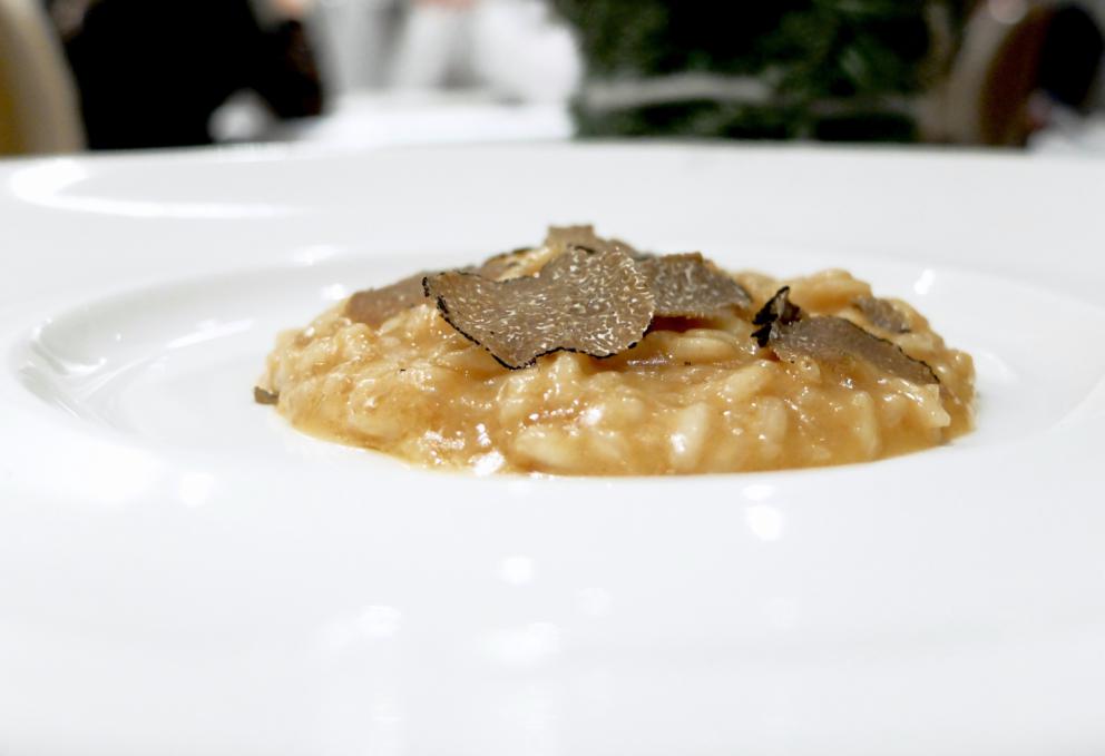 Galleria fotografica






Golosa ma armoniosa la cucina de Il Moro, nelle foto di Tanio Liotta. Fin dagli appetizer: qui Panelle con crema di pistacchi









Sfincioni









Cracker salato, gel di frutti rossi, crema al limone









Arancino di riso, Parmigiano e zafferano









Crema di cime di rapa, ragù di tonno









Tonno rosso, siero di ricotta di pecora, granella di aglio in tempira, passion fruit e olio al basilico. Molto buono









Uovo, crema di calamari, calamaretti croccanti, patata noisette e tartufo nero. Classici accostamenti ben realizzati, c'è sempre una bella attenzione a texture e temperature









Potage di puntarelle, baccalà, polvere di olive, crostini di Tumminia






