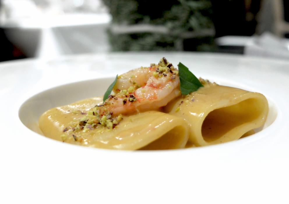 Galleria fotografica






Golosa ma armoniosa la cucina de Il Moro, nelle foto di Tanio Liotta. Fin dagli appetizer: qui Panelle con crema di pistacchi









Sfincioni









Cracker salato, gel di frutti rossi, crema al limone









Arancino di riso, Parmigiano e zafferano









Crema di cime di rapa, ragù di tonno









Tonno rosso, siero di ricotta di pecora, granella di aglio in tempira, passion fruit e olio al basilico. Molto buono









Uovo, crema di calamari, calamaretti croccanti, patata noisette e tartufo nero. Classici accostamenti ben realizzati, c'è sempre una bella attenzione a texture e temperature









Potage di puntarelle, baccalà, polvere di olive, crostini di Tumminia









Riso Riserva San Massimo, battuto di gamberi rossi di Mazara, tartufo nero, bisque e acqua di tartufo









Linguine Gentili, aglio, olio, peperoncino, ragu di scorfano, caciocavallo ragusano. Ovviamente da acquolina






