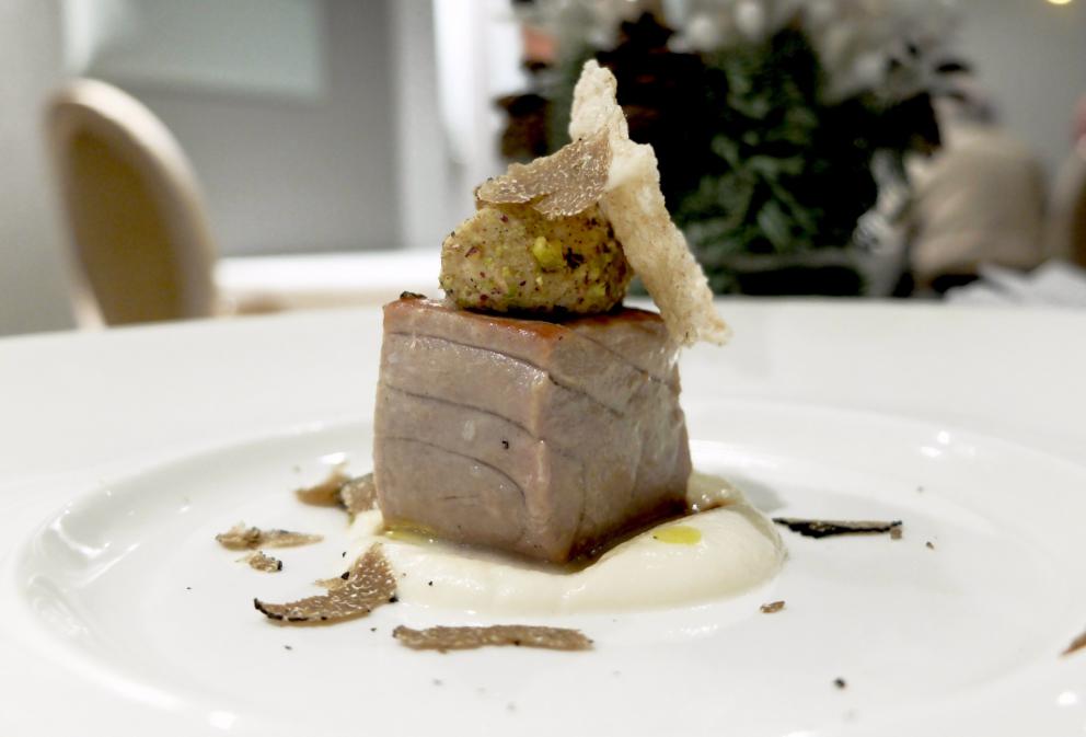 Galleria fotografica






Golosa ma armoniosa la cucina de Il Moro, nelle foto di Tanio Liotta. Fin dagli appetizer: qui Panelle con crema di pistacchi









Sfincioni









Cracker salato, gel di frutti rossi, crema al limone









Arancino di riso, Parmigiano e zafferano









Crema di cime di rapa, ragù di tonno









Tonno rosso, siero di ricotta di pecora, granella di aglio in tempira, passion fruit e olio al basilico. Molto buono









Uovo, crema di calamari, calamaretti croccanti, patata noisette e tartufo nero. Classici accostamenti ben realizzati, c'è sempre una bella attenzione a texture e temperature









Potage di puntarelle, baccalà, polvere di olive, crostini di Tumminia









Riso Riserva San Massimo, battuto di gamberi rossi di Mazara, tartufo nero, bisque e acqua di tartufo









Linguine Gentili, aglio, olio, peperoncino, ragu di scorfano, caciocavallo ragusano. Ovviamente da acquolina









Paccheri dei Monti Sibillini, pesto di pistacchi di Raffadali, gamberi rossi di Mazara del Vallo e basilico. I pistacchi sono quelli di Stefano Butticè, il papà di Antonella, Salvatore e Vincenzo






