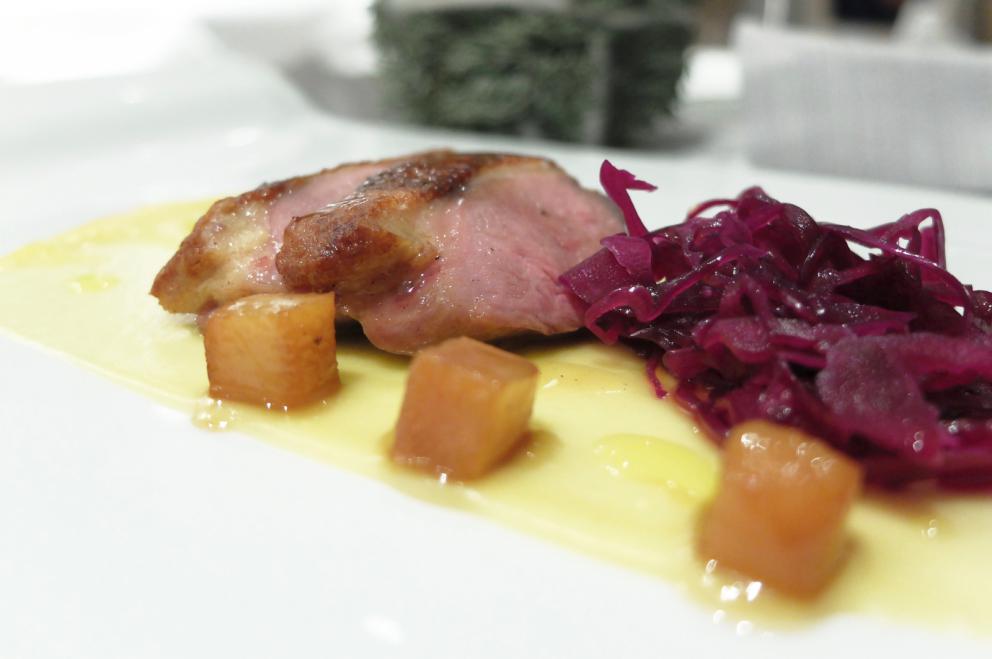 Galleria fotografica






Golosa ma armoniosa la cucina de Il Moro, nelle foto di Tanio Liotta. Fin dagli appetizer: qui Panelle con crema di pistacchi









Sfincioni









Cracker salato, gel di frutti rossi, crema al limone









Arancino di riso, Parmigiano e zafferano









Crema di cime di rapa, ragù di tonno









Tonno rosso, siero di ricotta di pecora, granella di aglio in tempira, passion fruit e olio al basilico. Molto buono









Uovo, crema di calamari, calamaretti croccanti, patata noisette e tartufo nero. Classici accostamenti ben realizzati, c'è sempre una bella attenzione a texture e temperature









Potage di puntarelle, baccalà, polvere di olive, crostini di Tumminia









Riso Riserva San Massimo, battuto di gamberi rossi di Mazara, tartufo nero, bisque e acqua di tartufo









Linguine Gentili, aglio, olio, peperoncino, ragu di scorfano, caciocavallo ragusano. Ovviamente da acquolina









Paccheri dei Monti Sibillini, pesto di pistacchi di Raffadali, gamberi rossi di Mazara del Vallo e basilico. I pistacchi sono quelli di Stefano Butticè, il papà di Antonella, Salvatore e Vincenzo









Tonno rosso scottato, crema di cavolfiore, Marsala, tartufo ibleo e foie gras bardato di pistacchi, chips di grano Senatore Cappelli. Complesso e convincente, dedicato a Rossini, han chiamato il piatto L'appetito e l'amore






