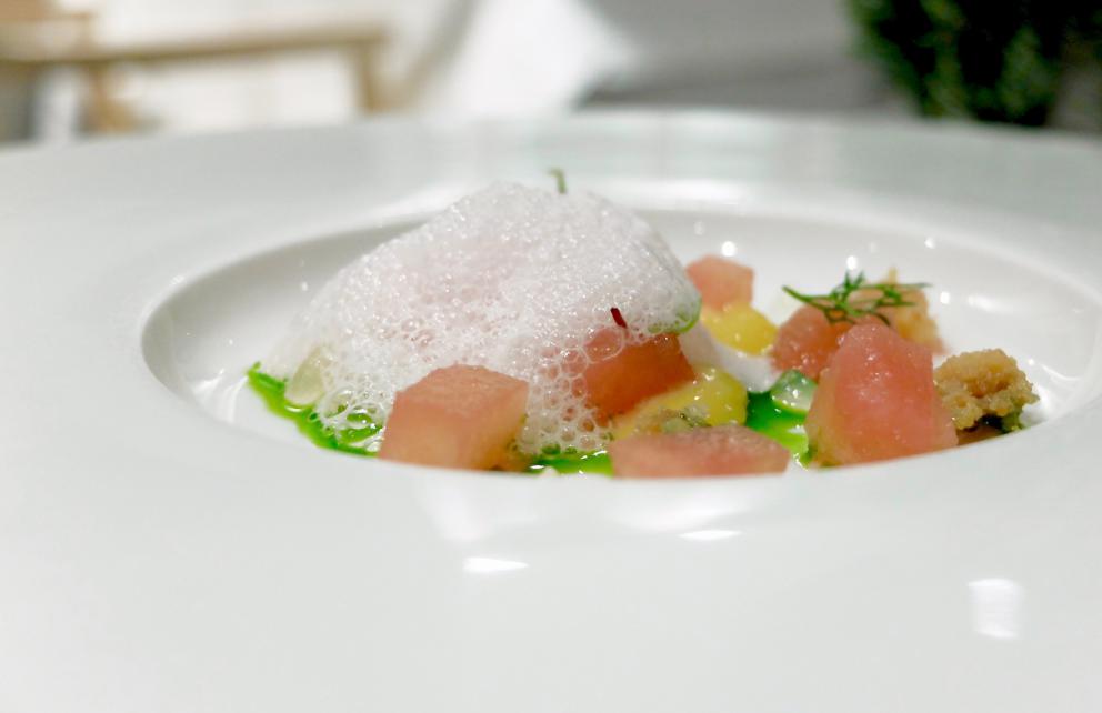 Galleria fotografica






Golosa ma armoniosa la cucina de Il Moro, nelle foto di Tanio Liotta. Fin dagli appetizer: qui Panelle con crema di pistacchi









Sfincioni









Cracker salato, gel di frutti rossi, crema al limone









Arancino di riso, Parmigiano e zafferano









Crema di cime di rapa, ragù di tonno









Tonno rosso, siero di ricotta di pecora, granella di aglio in tempira, passion fruit e olio al basilico. Molto buono









Uovo, crema di calamari, calamaretti croccanti, patata noisette e tartufo nero. Classici accostamenti ben realizzati, c'è sempre una bella attenzione a texture e temperature









Potage di puntarelle, baccalà, polvere di olive, crostini di Tumminia









Riso Riserva San Massimo, battuto di gamberi rossi di Mazara, tartufo nero, bisque e acqua di tartufo









Linguine Gentili, aglio, olio, peperoncino, ragu di scorfano, caciocavallo ragusano. Ovviamente da acquolina









Paccheri dei Monti Sibillini, pesto di pistacchi di Raffadali, gamberi rossi di Mazara del Vallo e basilico. I pistacchi sono quelli di Stefano Butticè, il papà di Antonella, Salvatore e Vincenzo









Tonno rosso scottato, crema di cavolfiore, Marsala, tartufo ibleo e foie gras bardato di pistacchi, chips di grano Senatore Cappelli. Complesso e convincente, dedicato a Rossini, han chiamato il piatto L'appetito e l'amore









Deliziosa L'anatra e il silenzio: petto d'anatra cotto a bassa temperatura e poi scottato in padella, cioccolato bianco, patata, cavolo viola fermentato e mela cotogna. Davvero molto riuscito






