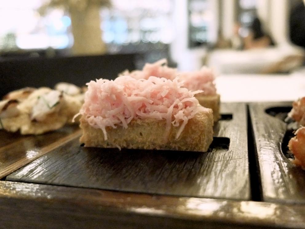 Photogallery






Our dinner at Leone Felice portrayed by Tanio Liotta. We start with the appetizers, already of the highest standards. Here is Polenta chips with octopus and its mayonnaise. Sommelier Valerio Cappiello, from Anacapri, at Albereta for 11 years now, pairs this with Bellavista Brut Edizione La Scala 2012






