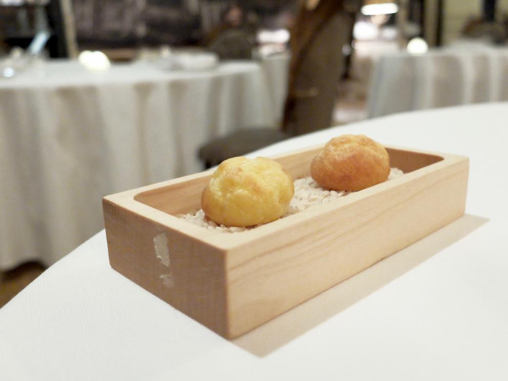 PhotogalleryOur dinner at Paolo Griffa&rsquo;s, in the photos by Tanio Liotta. We start with a long selection of appetisers. In this case, Trout marinated in beetroot juice 
Savoury churros with squid ink
Fried bread and smoked eel 
Cone of goat cheese and olives 
Moscow Mule in a sphere of white chocolate 
Jerusalem artichoke wafers with hazelnut oil, lovely
