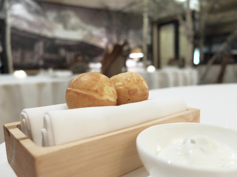 PhotogalleryOur dinner at Paolo Griffa&rsquo;s, in the photos by Tanio Liotta. We start with a long selection of appetisers. In this case, Trout marinated in beetroot juice 
Savoury churros with squid ink
Fried bread and smoked eel 
Cone of goat cheese and olives 
Moscow Mule in a sphere of white chocolate 
Jerusalem artichoke wafers with hazelnut oil, lovely
Spheres of fontina
The delicious homemade bread, with mother yeast, whole-wheat flour and seeds
Shabu shabu with ox leg from Carr&ugrave;, broth with Sansho pepper, rolled tongue in salm&igrave; with bagnetto verde, focaccia with olives.&nbsp;A great dish. Its elements also appear in the three following photos
Cromesquis with fontina and clementine mostarda, potato spiral, katsuobushi and scallop mayonnaise, nest of potatoes with quail egg and truffle. Here&rsquo;s the nest. The rest in the following two photos
Mashed potato with chives, Calvisius Da Vinci caviar, tzatziki sauce and takoyaki.&nbsp;Very, very good
