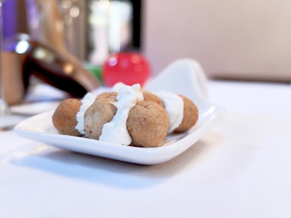 Galleria fotograficaIl nostro pranzo da Paolo Teverini, nelle foto di Tanio Liotta. S'inizia con gli appetizer, qui Spuma di bufala e curcuma, chips di topinambur
