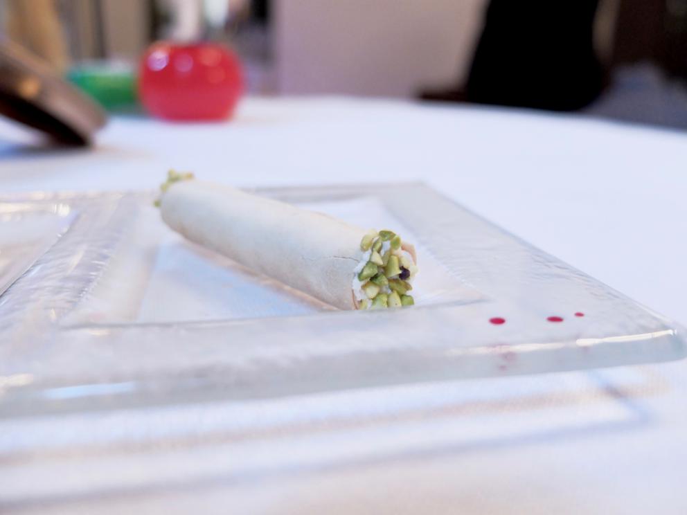 Galleria fotograficaIl nostro pranzo da Paolo Teverini, nelle foto di Tanio Liotta. S'inizia con gli appetizer, qui Spuma di bufala e curcuma, chips di topinambur
Baci di dama salati con ricotta del pastiore e zenzero. Buonissimi
