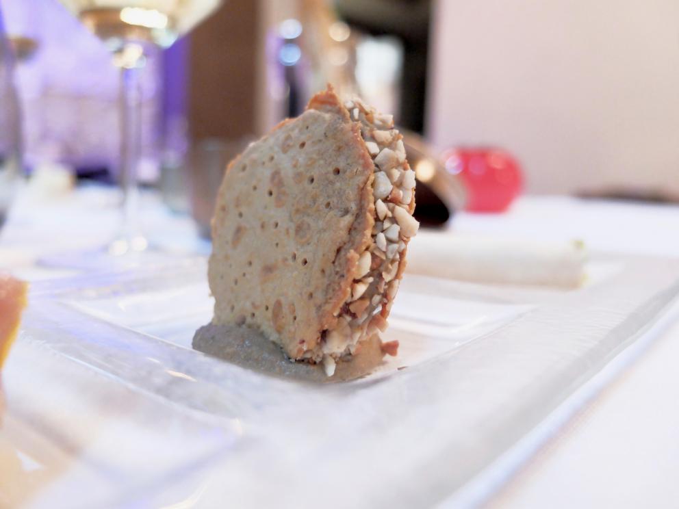 Galleria fotograficaIl nostro pranzo da Paolo Teverini, nelle foto di Tanio Liotta. S'inizia con gli appetizer, qui Spuma di bufala e curcuma, chips di topinambur
Baci di dama salati con ricotta del pastiore e zenzero. Buonissimi
Cannolino di ricotta di Castel d'Alfero, mortadella
