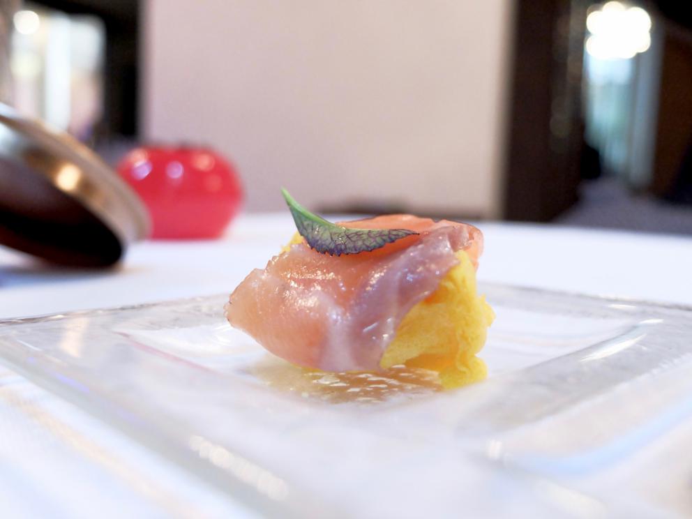 Galleria fotograficaIl nostro pranzo da Paolo Teverini, nelle foto di Tanio Liotta. S'inizia con gli appetizer, qui Spuma di bufala e curcuma, chips di topinambur
Baci di dama salati con ricotta del pastiore e zenzero. Buonissimi
Cannolino di ricotta di Castel d'Alfero, mortadella
Brigidini di ceci con fegatini di pollo, altra preparazione riuscitissima
