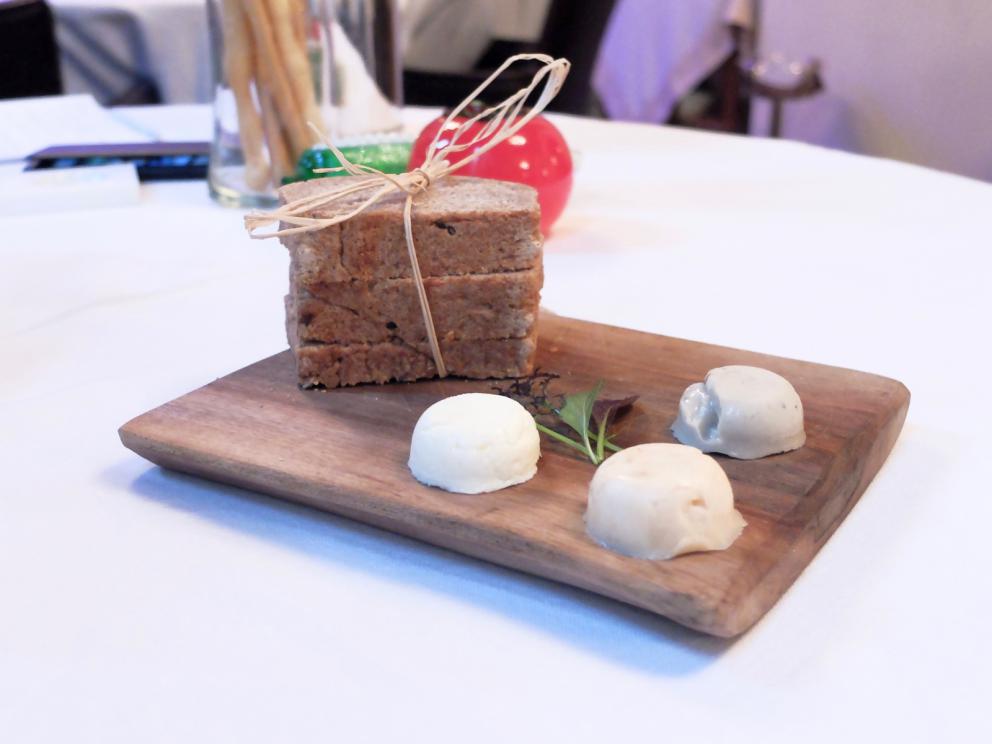 Galleria fotograficaIl nostro pranzo da Paolo Teverini, nelle foto di Tanio Liotta. S'inizia con gli appetizer, qui Spuma di bufala e curcuma, chips di topinambur
Baci di dama salati con ricotta del pastiore e zenzero. Buonissimi
Cannolino di ricotta di Castel d'Alfero, mortadella
Brigidini di ceci con fegatini di pollo, altra preparazione riuscitissima
Salmone affumicato maison con pane spugna
