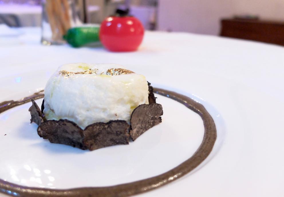 Galleria fotograficaIl nostro pranzo da Paolo Teverini, nelle foto di Tanio Liotta. S'inizia con gli appetizer, qui Spuma di bufala e curcuma, chips di topinambur
Baci di dama salati con ricotta del pastiore e zenzero. Buonissimi
Cannolino di ricotta di Castel d'Alfero, mortadella
Brigidini di ceci con fegatini di pollo, altra preparazione riuscitissima
Salmone affumicato maison con pane spugna
Arriva al tavolo del pane ai 5 cereali, realizzato con lievito madre, insieme a tre burri: al sale dolce di Cervia e limone; al salmone affumicato; all'acciuga
