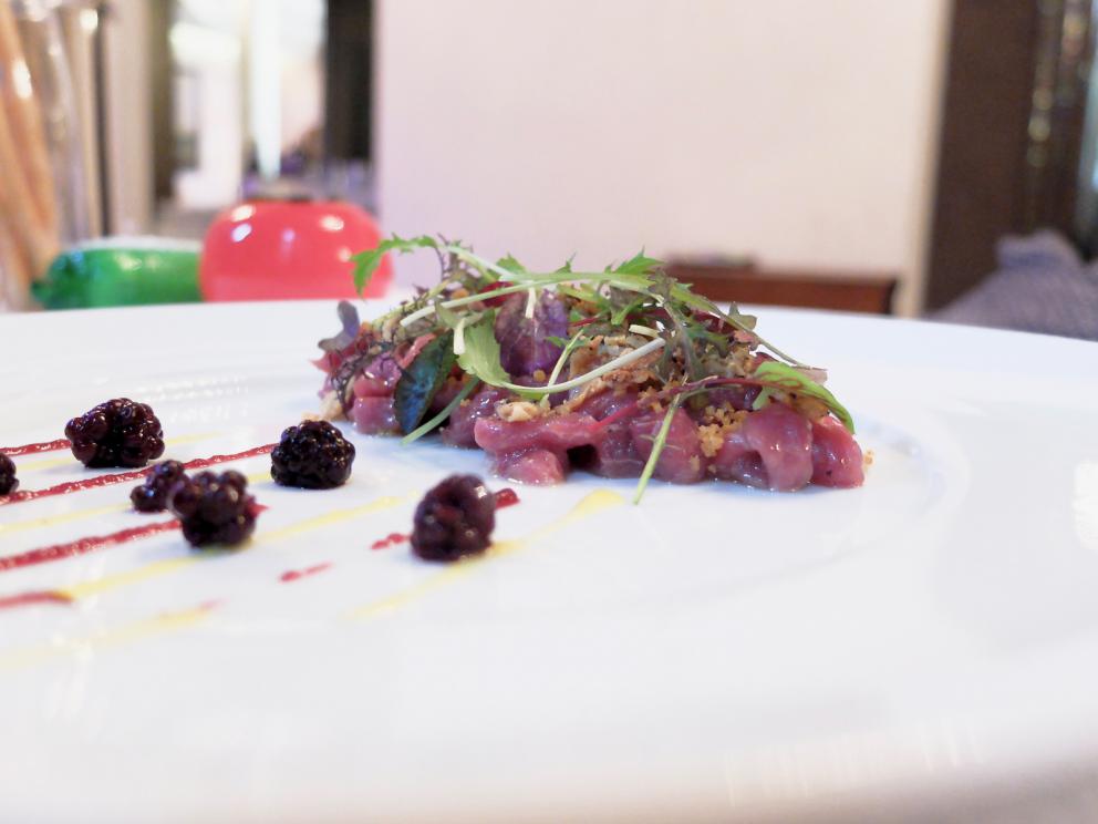 Galleria fotograficaIl nostro pranzo da Paolo Teverini, nelle foto di Tanio Liotta. S'inizia con gli appetizer, qui Spuma di bufala e curcuma, chips di topinambur
Baci di dama salati con ricotta del pastiore e zenzero. Buonissimi
Cannolino di ricotta di Castel d'Alfero, mortadella
Brigidini di ceci con fegatini di pollo, altra preparazione riuscitissima
Salmone affumicato maison con pane spugna
Arriva al tavolo del pane ai 5 cereali, realizzato con lievito madre, insieme a tre burri: al sale dolce di Cervia e limone; al salmone affumicato; all'acciuga
Uovo meringato al tartufo nero di Norcia. Classico e golosissimo
