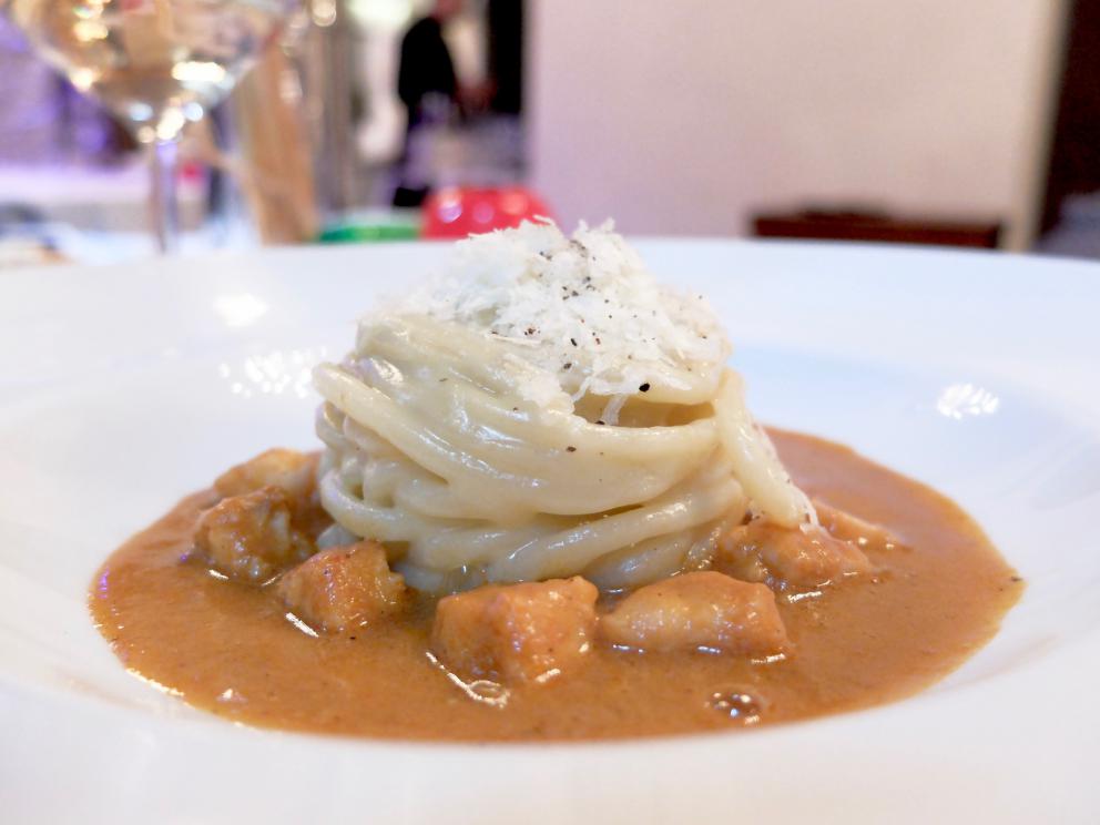 Galleria fotograficaIl nostro pranzo da Paolo Teverini, nelle foto di Tanio Liotta. S'inizia con gli appetizer, qui Spuma di bufala e curcuma, chips di topinambur
Baci di dama salati con ricotta del pastiore e zenzero. Buonissimi
Cannolino di ricotta di Castel d'Alfero, mortadella
Brigidini di ceci con fegatini di pollo, altra preparazione riuscitissima
Salmone affumicato maison con pane spugna
Arriva al tavolo del pane ai 5 cereali, realizzato con lievito madre, insieme a tre burri: al sale dolce di Cervia e limone; al salmone affumicato; all'acciuga
Uovo meringato al tartufo nero di Norcia. Classico e golosissimo
Tartare di agnello aromatizzata al ginepro, more di bosco all&rsquo;aceto di lamponi
