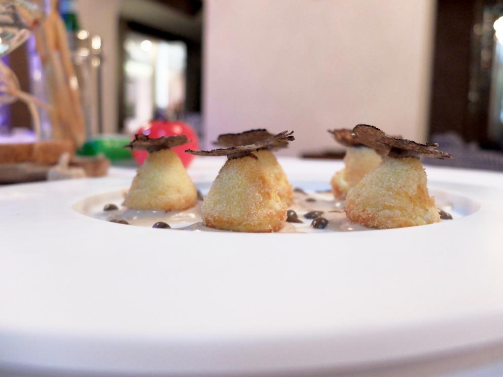 Galleria fotograficaIl nostro pranzo da Paolo Teverini, nelle foto di Tanio Liotta. S'inizia con gli appetizer, qui Spuma di bufala e curcuma, chips di topinambur
Baci di dama salati con ricotta del pastiore e zenzero. Buonissimi
Cannolino di ricotta di Castel d'Alfero, mortadella
Brigidini di ceci con fegatini di pollo, altra preparazione riuscitissima
Salmone affumicato maison con pane spugna
Arriva al tavolo del pane ai 5 cereali, realizzato con lievito madre, insieme a tre burri: al sale dolce di Cervia e limone; al salmone affumicato; all'acciuga
Uovo meringato al tartufo nero di Norcia. Classico e golosissimo
Tartare di agnello aromatizzata al ginepro, more di bosco all&rsquo;aceto di lamponi
Gli spaghettoni Fabbri cacio e pepe su guazzetto di scorfano dell&rsquo;Adriatico: equilibrio magistrale, un piatto della memoria
