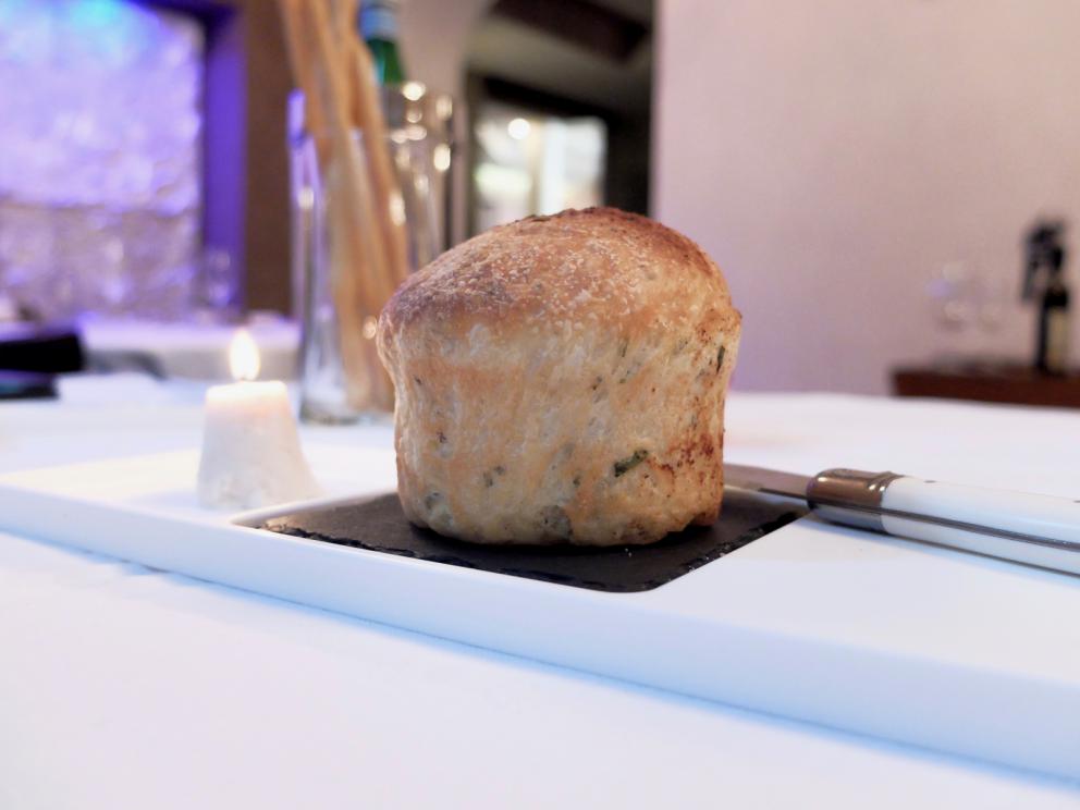 Galleria fotograficaIl nostro pranzo da Paolo Teverini, nelle foto di Tanio Liotta. S'inizia con gli appetizer, qui Spuma di bufala e curcuma, chips di topinambur
Baci di dama salati con ricotta del pastiore e zenzero. Buonissimi
Cannolino di ricotta di Castel d'Alfero, mortadella
Brigidini di ceci con fegatini di pollo, altra preparazione riuscitissima
Salmone affumicato maison con pane spugna
Arriva al tavolo del pane ai 5 cereali, realizzato con lievito madre, insieme a tre burri: al sale dolce di Cervia e limone; al salmone affumicato; all'acciuga
Uovo meringato al tartufo nero di Norcia. Classico e golosissimo
Tartare di agnello aromatizzata al ginepro, more di bosco all&rsquo;aceto di lamponi
Gli spaghettoni Fabbri cacio e pepe su guazzetto di scorfano dell&rsquo;Adriatico: equilibrio magistrale, un piatto della memoria
Arancini di ricotta di capra farciti di foie gras ai tartufi neri e salsa di foie gras
