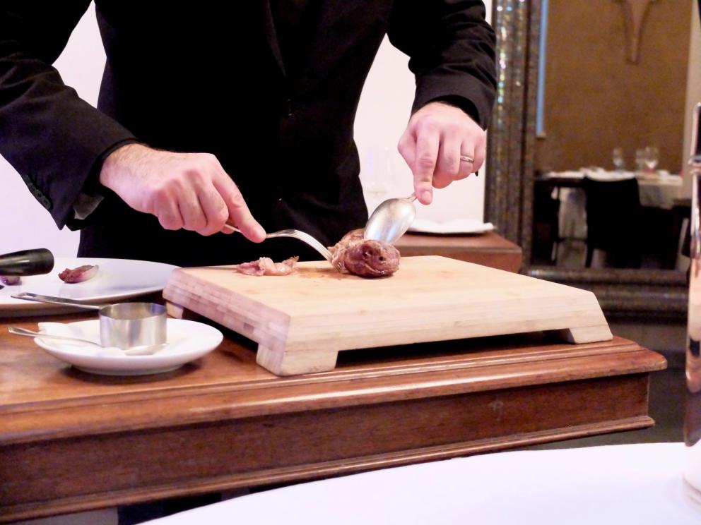 Galleria fotograficaIl nostro pranzo da Paolo Teverini, nelle foto di Tanio Liotta. S'inizia con gli appetizer, qui Spuma di bufala e curcuma, chips di topinambur
Baci di dama salati con ricotta del pastiore e zenzero. Buonissimi
Cannolino di ricotta di Castel d'Alfero, mortadella
Brigidini di ceci con fegatini di pollo, altra preparazione riuscitissima
Salmone affumicato maison con pane spugna
Arriva al tavolo del pane ai 5 cereali, realizzato con lievito madre, insieme a tre burri: al sale dolce di Cervia e limone; al salmone affumicato; all'acciuga
Uovo meringato al tartufo nero di Norcia. Classico e golosissimo
Tartare di agnello aromatizzata al ginepro, more di bosco all&rsquo;aceto di lamponi
Gli spaghettoni Fabbri cacio e pepe su guazzetto di scorfano dell&rsquo;Adriatico: equilibrio magistrale, un piatto della memoria
Arancini di ricotta di capra farciti di foie gras ai tartufi neri e salsa di foie gras
All'inizio del pasto, al tavolo, un panetto ancora da cuocere. Viene quindi preparato al momento il pane a lievitazione naturale con paprika e rosmarino, servito caldo di forno
Filetto di daino, salsa sav&ograve;r, rabarbaro e pomodorini marinati. Grandissimo piatto
