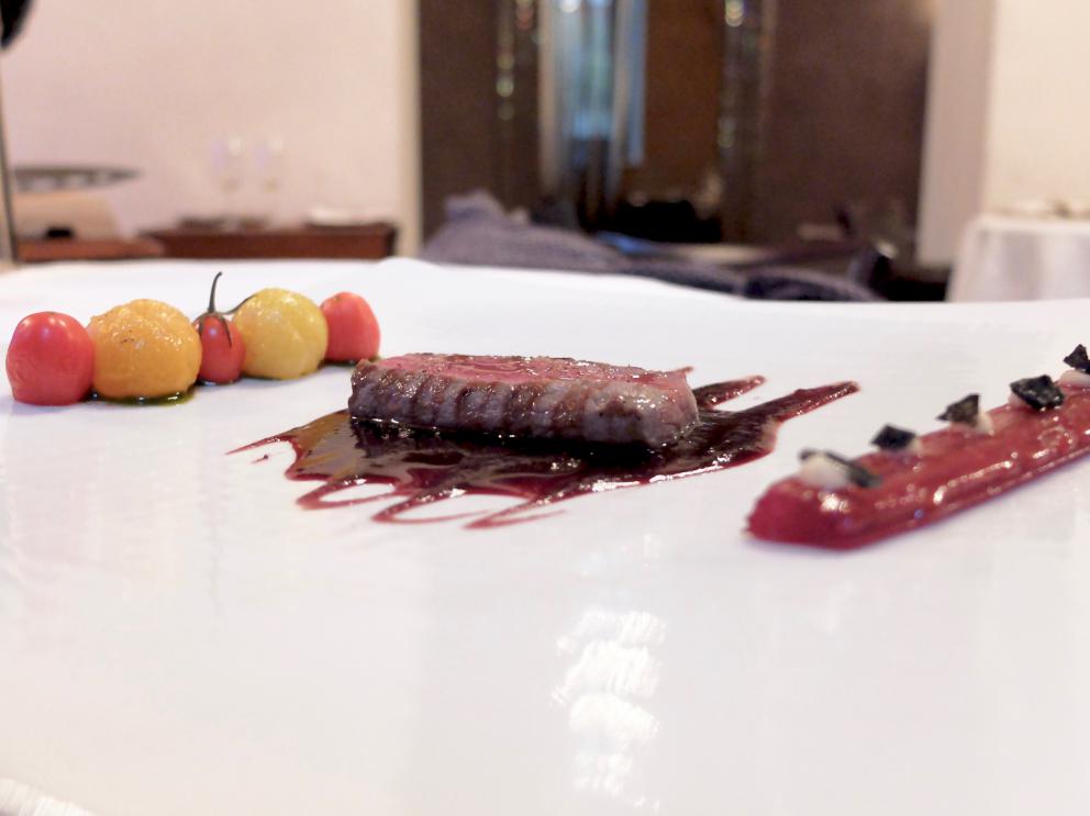 Galleria fotograficaIl nostro pranzo da Paolo Teverini, nelle foto di Tanio Liotta. S'inizia con gli appetizer, qui Spuma di bufala e curcuma, chips di topinambur
Baci di dama salati con ricotta del pastiore e zenzero. Buonissimi
Cannolino di ricotta di Castel d'Alfero, mortadella
Brigidini di ceci con fegatini di pollo, altra preparazione riuscitissima
Salmone affumicato maison con pane spugna
Arriva al tavolo del pane ai 5 cereali, realizzato con lievito madre, insieme a tre burri: al sale dolce di Cervia e limone; al salmone affumicato; all'acciuga
Uovo meringato al tartufo nero di Norcia. Classico e golosissimo
Tartare di agnello aromatizzata al ginepro, more di bosco all&rsquo;aceto di lamponi
Gli spaghettoni Fabbri cacio e pepe su guazzetto di scorfano dell&rsquo;Adriatico: equilibrio magistrale, un piatto della memoria
Arancini di ricotta di capra farciti di foie gras ai tartufi neri e salsa di foie gras
All'inizio del pasto, al tavolo, un panetto ancora da cuocere. Viene quindi preparato al momento il pane a lievitazione naturale con paprika e rosmarino, servito caldo di forno
