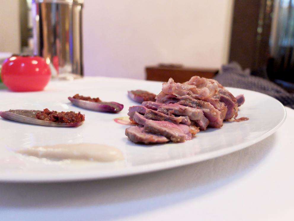 Galleria fotograficaIl nostro pranzo da Paolo Teverini, nelle foto di Tanio Liotta. S'inizia con gli appetizer, qui Spuma di bufala e curcuma, chips di topinambur
Baci di dama salati con ricotta del pastiore e zenzero. Buonissimi
Cannolino di ricotta di Castel d'Alfero, mortadella
Brigidini di ceci con fegatini di pollo, altra preparazione riuscitissima
Salmone affumicato maison con pane spugna
Arriva al tavolo del pane ai 5 cereali, realizzato con lievito madre, insieme a tre burri: al sale dolce di Cervia e limone; al salmone affumicato; all'acciuga
Uovo meringato al tartufo nero di Norcia. Classico e golosissimo
Tartare di agnello aromatizzata al ginepro, more di bosco all&rsquo;aceto di lamponi
Gli spaghettoni Fabbri cacio e pepe su guazzetto di scorfano dell&rsquo;Adriatico: equilibrio magistrale, un piatto della memoria
Arancini di ricotta di capra farciti di foie gras ai tartufi neri e salsa di foie gras
All'inizio del pasto, al tavolo, un panetto ancora da cuocere. Viene quindi preparato al momento il pane a lievitazione naturale con paprika e rosmarino, servito caldo di forno
Filetto di daino, salsa sav&ograve;r, rabarbaro e pomodorini marinati. Grandissimo piatto
Il&nbsp;ma&icirc;tre, molto bravo, Paolo Parri, sporziona al tavolo...&nbsp;
