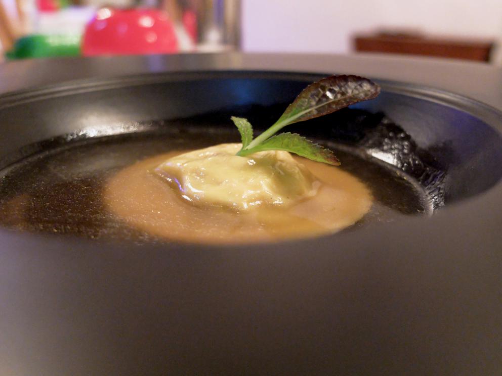 Galleria fotograficaIl nostro pranzo da Paolo Teverini, nelle foto di Tanio Liotta. S'inizia con gli appetizer, qui Spuma di bufala e curcuma, chips di topinambur
Baci di dama salati con ricotta del pastiore e zenzero. Buonissimi
Cannolino di ricotta di Castel d'Alfero, mortadella
Brigidini di ceci con fegatini di pollo, altra preparazione riuscitissima
Salmone affumicato maison con pane spugna
Arriva al tavolo del pane ai 5 cereali, realizzato con lievito madre, insieme a tre burri: al sale dolce di Cervia e limone; al salmone affumicato; all'acciuga
Uovo meringato al tartufo nero di Norcia. Classico e golosissimo
Tartare di agnello aromatizzata al ginepro, more di bosco all&rsquo;aceto di lamponi
Gli spaghettoni Fabbri cacio e pepe su guazzetto di scorfano dell&rsquo;Adriatico: equilibrio magistrale, un piatto della memoria
Arancini di ricotta di capra farciti di foie gras ai tartufi neri e salsa di foie gras
All'inizio del pasto, al tavolo, un panetto ancora da cuocere. Viene quindi preparato al momento il pane a lievitazione naturale con paprika e rosmarino, servito caldo di forno
Filetto di daino, salsa sav&ograve;r, rabarbaro e pomodorini marinati. Grandissimo piatto
Il&nbsp;ma&icirc;tre, molto bravo, Paolo Parri, sporziona al tavolo...&nbsp;
... l'Anatra allo spiedo in due servizi: il petto arrostito con salsa dolce all&rsquo;aglio e petali di cipolla di Tropea, il raviolo farcito delle sue cosce in brodo di anatra (la foto seguente)
