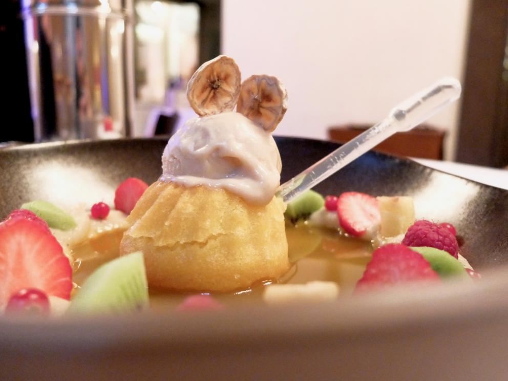 Galleria fotograficaIl nostro pranzo da Paolo Teverini, nelle foto di Tanio Liotta. S'inizia con gli appetizer, qui Spuma di bufala e curcuma, chips di topinambur
Baci di dama salati con ricotta del pastiore e zenzero. Buonissimi
Cannolino di ricotta di Castel d'Alfero, mortadella
Brigidini di ceci con fegatini di pollo, altra preparazione riuscitissima
Salmone affumicato maison con pane spugna
Arriva al tavolo del pane ai 5 cereali, realizzato con lievito madre, insieme a tre burri: al sale dolce di Cervia e limone; al salmone affumicato; all'acciuga
Uovo meringato al tartufo nero di Norcia. Classico e golosissimo
Tartare di agnello aromatizzata al ginepro, more di bosco all&rsquo;aceto di lamponi
Gli spaghettoni Fabbri cacio e pepe su guazzetto di scorfano dell&rsquo;Adriatico: equilibrio magistrale, un piatto della memoria
Arancini di ricotta di capra farciti di foie gras ai tartufi neri e salsa di foie gras
All'inizio del pasto, al tavolo, un panetto ancora da cuocere. Viene quindi preparato al momento il pane a lievitazione naturale con paprika e rosmarino, servito caldo di forno
Filetto di daino, salsa sav&ograve;r, rabarbaro e pomodorini marinati. Grandissimo piatto
Il&nbsp;ma&icirc;tre, molto bravo, Paolo Parri, sporziona al tavolo...&nbsp;
... l'Anatra allo spiedo in due servizi: il petto arrostito con salsa dolce all&rsquo;aglio e petali di cipolla di Tropea, il raviolo farcito delle sue cosce in brodo di anatra (la foto seguente)
