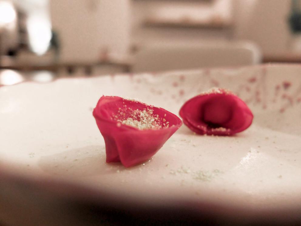 Galleria fotografica






La nostra fantastica cena da Gianluca Gorini nelle foto di Tanio Liotta. S'inizia con Chips di porro, caprino, sesamo tostato e crescione






