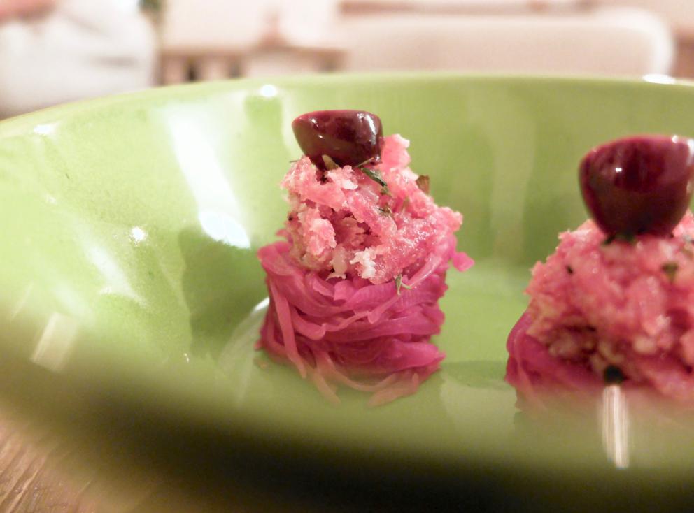 Galleria fotografica






La nostra fantastica cena da Gianluca Gorini nelle foto di Tanio Liotta. S'inizia con Chips di porro, caprino, sesamo tostato e crescione









Fantastica la Rapa rossa ripiena di burro d'alici e bergamotto






