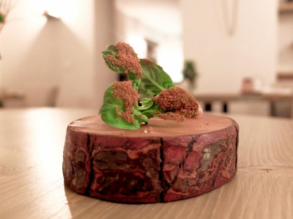 Galleria fotografica






La nostra fantastica cena da Gianluca Gorini nelle foto di Tanio Liotta. S'inizia con Chips di porro, caprino, sesamo tostato e crescione









Fantastica la Rapa rossa ripiena di burro d'alici e bergamotto









Cavolo viola marinato nell'aceto con salame di Mora romagnola grattugiato e oliva nere taggiasche






