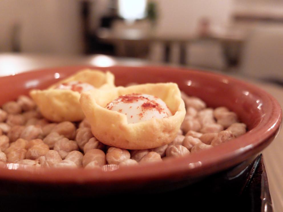 Galleria fotografica






La nostra fantastica cena da Gianluca Gorini nelle foto di Tanio Liotta. S'inizia con Chips di porro, caprino, sesamo tostato e crescione









Fantastica la Rapa rossa ripiena di burro d'alici e bergamotto









Cavolo viola marinato nell'aceto con salame di Mora romagnola grattugiato e oliva nere taggiasche









Cuori di spinacio, mandarino piccante, polvere di semi di zucca tostati






