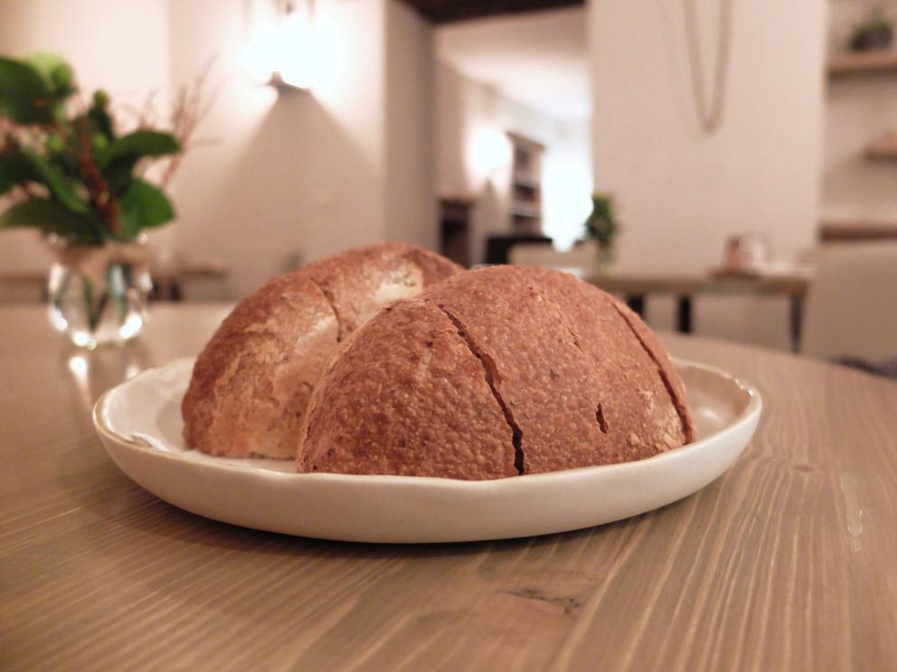 Galleria fotografica






La nostra fantastica cena da Gianluca Gorini nelle foto di Tanio Liotta. S'inizia con Chips di porro, caprino, sesamo tostato e crescione









Fantastica la Rapa rossa ripiena di burro d'alici e bergamotto









Cavolo viola marinato nell'aceto con salame di Mora romagnola grattugiato e oliva nere taggiasche









Cuori di spinacio, mandarino piccante, polvere di semi di zucca tostati









Tartelletta al parmigiano con cavolfiore e paprika salata






