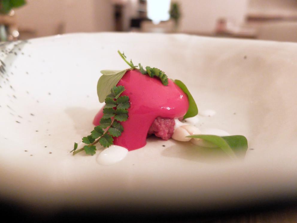 Galleria fotografica






La nostra fantastica cena da Gianluca Gorini nelle foto di Tanio Liotta. S'inizia con Chips di porro, caprino, sesamo tostato e crescione









Fantastica la Rapa rossa ripiena di burro d'alici e bergamotto









Cavolo viola marinato nell'aceto con salame di Mora romagnola grattugiato e oliva nere taggiasche









Cuori di spinacio, mandarino piccante, polvere di semi di zucca tostati









Tartelletta al parmigiano con cavolfiore e paprika salata









Viene portata al tavolo una pagnotta realizzata con farine semintegrali e tipo 1, nessun lievito (idrolisi)






