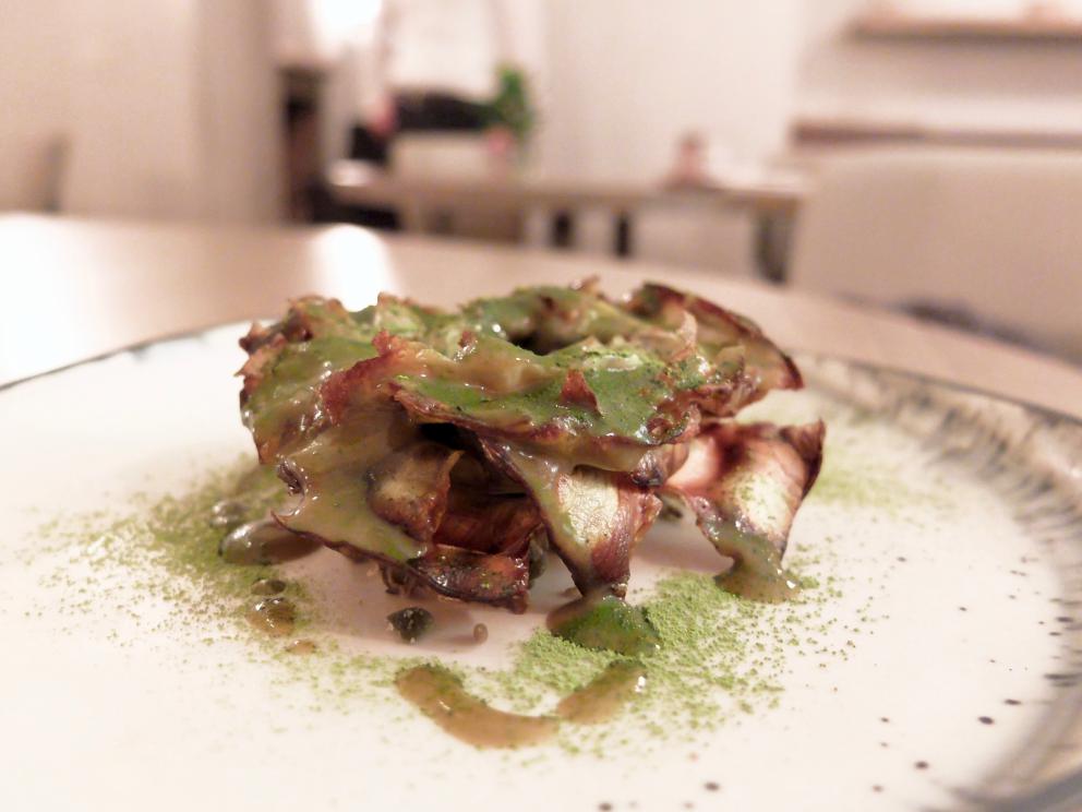 Galleria fotografica






La nostra fantastica cena da Gianluca Gorini nelle foto di Tanio Liotta. S'inizia con Chips di porro, caprino, sesamo tostato e crescione









Fantastica la Rapa rossa ripiena di burro d'alici e bergamotto









Cavolo viola marinato nell'aceto con salame di Mora romagnola grattugiato e oliva nere taggiasche









Cuori di spinacio, mandarino piccante, polvere di semi di zucca tostati









Tartelletta al parmigiano con cavolfiore e paprika salata









Viene portata al tavolo una pagnotta realizzata con farine semintegrali e tipo 1, nessun lievito (idrolisi)









Splendida la Battuta di daino aromatizzato al tè nero in "civet" di melograno, pimpinella, acetosella, mandorle (in parte armelline) e il loro estratto






