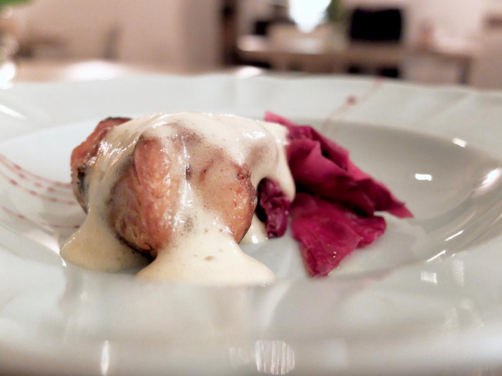 Galleria fotografica






La nostra fantastica cena da Gianluca Gorini nelle foto di Tanio Liotta. S'inizia con Chips di porro, caprino, sesamo tostato e crescione









Fantastica la Rapa rossa ripiena di burro d'alici e bergamotto









Cavolo viola marinato nell'aceto con salame di Mora romagnola grattugiato e oliva nere taggiasche









Cuori di spinacio, mandarino piccante, polvere di semi di zucca tostati









Tartelletta al parmigiano con cavolfiore e paprika salata









Viene portata al tavolo una pagnotta realizzata con farine semintegrali e tipo 1, nessun lievito (idrolisi)









Splendida la Battuta di daino aromatizzato al tè nero in "civet" di melograno, pimpinella, acetosella, mandorle (in parte armelline) e il loro estratto









Carciofo arrosto, salsa di carciofo, capperi salati e tè Matcha. Piatto favoloso






