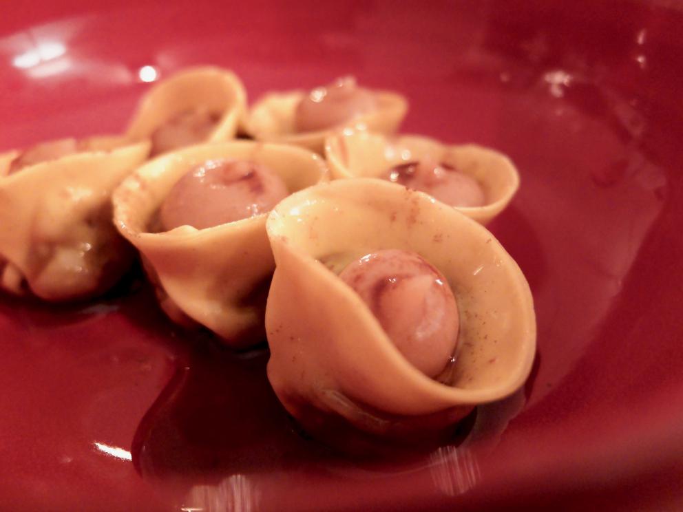 Galleria fotografica






La nostra fantastica cena da Gianluca Gorini nelle foto di Tanio Liotta. S'inizia con Chips di porro, caprino, sesamo tostato e crescione









Fantastica la Rapa rossa ripiena di burro d'alici e bergamotto









Cavolo viola marinato nell'aceto con salame di Mora romagnola grattugiato e oliva nere taggiasche









Cuori di spinacio, mandarino piccante, polvere di semi di zucca tostati









Tartelletta al parmigiano con cavolfiore e paprika salata









Viene portata al tavolo una pagnotta realizzata con farine semintegrali e tipo 1, nessun lievito (idrolisi)









Splendida la Battuta di daino aromatizzato al tè nero in "civet" di melograno, pimpinella, acetosella, mandorle (in parte armelline) e il loro estratto









Carciofo arrosto, salsa di carciofo, capperi salati e tè Matcha. Piatto favoloso









Anguilla al fumo di brace, radicchio marinato all'aceto di pinot nero, riduzione di vino rosso, salsa di scalogno. Altro grande piatto






