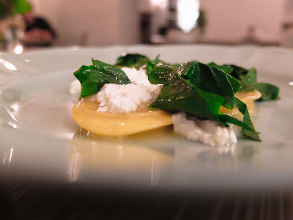 Galleria fotografica






La nostra fantastica cena da Gianluca Gorini nelle foto di Tanio Liotta. S'inizia con Chips di porro, caprino, sesamo tostato e crescione









Fantastica la Rapa rossa ripiena di burro d'alici e bergamotto









Cavolo viola marinato nell'aceto con salame di Mora romagnola grattugiato e oliva nere taggiasche









Cuori di spinacio, mandarino piccante, polvere di semi di zucca tostati









Tartelletta al parmigiano con cavolfiore e paprika salata









Viene portata al tavolo una pagnotta realizzata con farine semintegrali e tipo 1, nessun lievito (idrolisi)









Splendida la Battuta di daino aromatizzato al tè nero in "civet" di melograno, pimpinella, acetosella, mandorle (in parte armelline) e il loro estratto









Carciofo arrosto, salsa di carciofo, capperi salati e tè Matcha. Piatto favoloso









Anguilla al fumo di brace, radicchio marinato all'aceto di pinot nero, riduzione di vino rosso, salsa di scalogno. Altro grande piatto









Un'altra nuova proposta: Cappelletti ripieni di lepre in salmì, mostarda di pera cotogna, pera cotogna fermentatata, liquirizia






