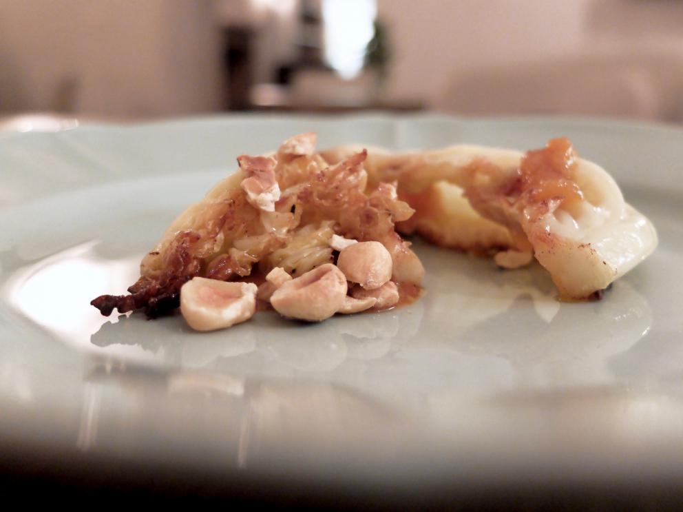Galleria fotografica






La nostra fantastica cena da Gianluca Gorini nelle foto di Tanio Liotta. S'inizia con Chips di porro, caprino, sesamo tostato e crescione









Fantastica la Rapa rossa ripiena di burro d'alici e bergamotto









Cavolo viola marinato nell'aceto con salame di Mora romagnola grattugiato e oliva nere taggiasche









Cuori di spinacio, mandarino piccante, polvere di semi di zucca tostati









Tartelletta al parmigiano con cavolfiore e paprika salata









Viene portata al tavolo una pagnotta realizzata con farine semintegrali e tipo 1, nessun lievito (idrolisi)









Splendida la Battuta di daino aromatizzato al tè nero in "civet" di melograno, pimpinella, acetosella, mandorle (in parte armelline) e il loro estratto









Carciofo arrosto, salsa di carciofo, capperi salati e tè Matcha. Piatto favoloso









Anguilla al fumo di brace, radicchio marinato all'aceto di pinot nero, riduzione di vino rosso, salsa di scalogno. Altro grande piatto









Un'altra nuova proposta: Cappelletti ripieni di lepre in salmì, mostarda di pera cotogna, pera cotogna fermentatata, liquirizia









Un classico di Gorini, anno 2015, sempre golosissimo e raffinato insieme: Raviolo ripieno di scalogno liquido, primosale di capra, cicoria appassita









Passatelli affumicati in brodo di foglie di verza e semi di zucca






