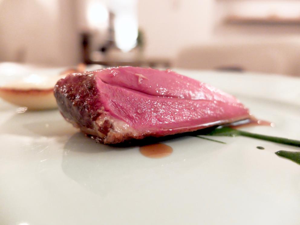 Galleria fotografica






La nostra fantastica cena da Gianluca Gorini nelle foto di Tanio Liotta. S'inizia con Chips di porro, caprino, sesamo tostato e crescione









Fantastica la Rapa rossa ripiena di burro d'alici e bergamotto









Cavolo viola marinato nell'aceto con salame di Mora romagnola grattugiato e oliva nere taggiasche









Cuori di spinacio, mandarino piccante, polvere di semi di zucca tostati









Tartelletta al parmigiano con cavolfiore e paprika salata









Viene portata al tavolo una pagnotta realizzata con farine semintegrali e tipo 1, nessun lievito (idrolisi)









Splendida la Battuta di daino aromatizzato al tè nero in "civet" di melograno, pimpinella, acetosella, mandorle (in parte armelline) e il loro estratto









Carciofo arrosto, salsa di carciofo, capperi salati e tè Matcha. Piatto favoloso









Anguilla al fumo di brace, radicchio marinato all'aceto di pinot nero, riduzione di vino rosso, salsa di scalogno. Altro grande piatto









Un'altra nuova proposta: Cappelletti ripieni di lepre in salmì, mostarda di pera cotogna, pera cotogna fermentatata, liquirizia









Un classico di Gorini, anno 2015, sempre golosissimo e raffinato insieme: Raviolo ripieno di scalogno liquido, primosale di capra, cicoria appassita









Passatelli affumicati in brodo di foglie di verza e semi di zucca









Secondo servizio della verza, dopo i passatelli. Ed è un capolavoro: Cuore di verza dolce e piccante, rispettivamente con salsa di nocciola e mostarda di mandarino






