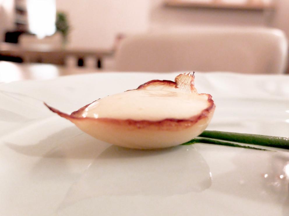 Galleria fotografica






La nostra fantastica cena da Gianluca Gorini nelle foto di Tanio Liotta. S'inizia con Chips di porro, caprino, sesamo tostato e crescione









Fantastica la Rapa rossa ripiena di burro d'alici e bergamotto









Cavolo viola marinato nell'aceto con salame di Mora romagnola grattugiato e oliva nere taggiasche









Cuori di spinacio, mandarino piccante, polvere di semi di zucca tostati









Tartelletta al parmigiano con cavolfiore e paprika salata









Viene portata al tavolo una pagnotta realizzata con farine semintegrali e tipo 1, nessun lievito (idrolisi)









Splendida la Battuta di daino aromatizzato al tè nero in "civet" di melograno, pimpinella, acetosella, mandorle (in parte armelline) e il loro estratto









Carciofo arrosto, salsa di carciofo, capperi salati e tè Matcha. Piatto favoloso









Anguilla al fumo di brace, radicchio marinato all'aceto di pinot nero, riduzione di vino rosso, salsa di scalogno. Altro grande piatto









Un'altra nuova proposta: Cappelletti ripieni di lepre in salmì, mostarda di pera cotogna, pera cotogna fermentatata, liquirizia









Un classico di Gorini, anno 2015, sempre golosissimo e raffinato insieme: Raviolo ripieno di scalogno liquido, primosale di capra, cicoria appassita









Passatelli affumicati in brodo di foglie di verza e semi di zucca









Secondo servizio della verza, dopo i passatelli. Ed è un capolavoro: Cuore di verza dolce e piccante, rispettivamente con salsa di nocciola e mostarda di mandarino









Piccione 1: Petto di piccione cotto alla brace, estratto di alloro. Il piccione ha carne favolosa, «me lo procura una contadina locale»









Piccione 2: Coscia di piccione croccante






