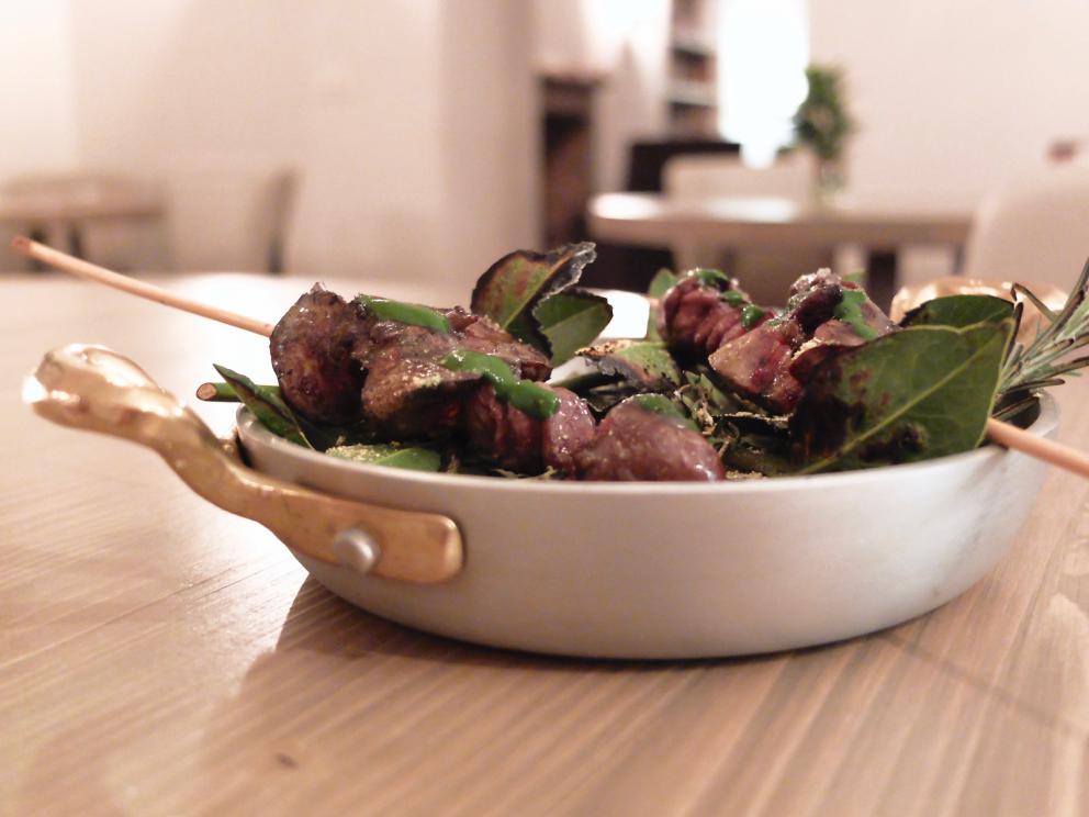 Galleria fotografica






La nostra fantastica cena da Gianluca Gorini nelle foto di Tanio Liotta. S'inizia con Chips di porro, caprino, sesamo tostato e crescione









Fantastica la Rapa rossa ripiena di burro d'alici e bergamotto









Cavolo viola marinato nell'aceto con salame di Mora romagnola grattugiato e oliva nere taggiasche









Cuori di spinacio, mandarino piccante, polvere di semi di zucca tostati









Tartelletta al parmigiano con cavolfiore e paprika salata









Viene portata al tavolo una pagnotta realizzata con farine semintegrali e tipo 1, nessun lievito (idrolisi)









Splendida la Battuta di daino aromatizzato al tè nero in "civet" di melograno, pimpinella, acetosella, mandorle (in parte armelline) e il loro estratto









Carciofo arrosto, salsa di carciofo, capperi salati e tè Matcha. Piatto favoloso









Anguilla al fumo di brace, radicchio marinato all'aceto di pinot nero, riduzione di vino rosso, salsa di scalogno. Altro grande piatto









Un'altra nuova proposta: Cappelletti ripieni di lepre in salmì, mostarda di pera cotogna, pera cotogna fermentatata, liquirizia









Un classico di Gorini, anno 2015, sempre golosissimo e raffinato insieme: Raviolo ripieno di scalogno liquido, primosale di capra, cicoria appassita









Passatelli affumicati in brodo di foglie di verza e semi di zucca









Secondo servizio della verza, dopo i passatelli. Ed è un capolavoro: Cuore di verza dolce e piccante, rispettivamente con salsa di nocciola e mostarda di mandarino









Piccione 1: Petto di piccione cotto alla brace, estratto di alloro. Il piccione ha carne favolosa, «me lo procura una contadina locale»









Piccione 2: Coscia di piccione croccante









Si accompagna con una cipolla fritta, con salsa di cipolla






