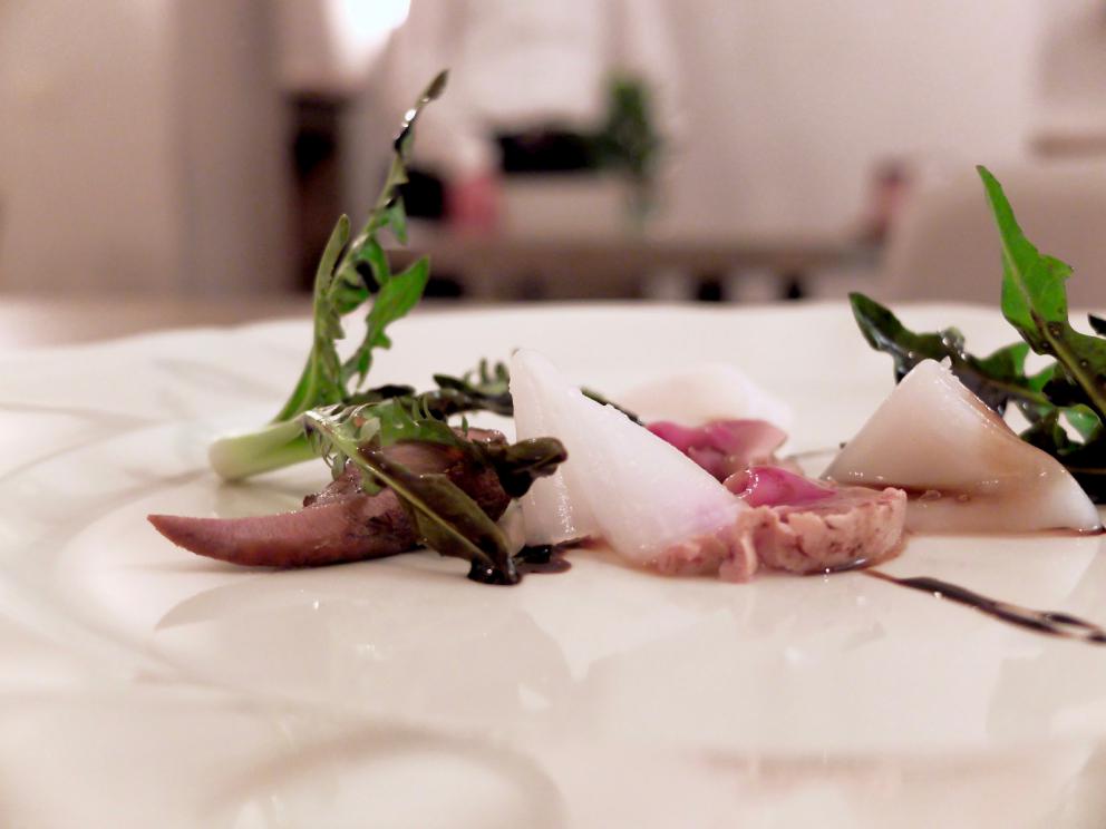 Galleria fotografica






La nostra fantastica cena da Gianluca Gorini nelle foto di Tanio Liotta. S'inizia con Chips di porro, caprino, sesamo tostato e crescione









Fantastica la Rapa rossa ripiena di burro d'alici e bergamotto









Cavolo viola marinato nell'aceto con salame di Mora romagnola grattugiato e oliva nere taggiasche









Cuori di spinacio, mandarino piccante, polvere di semi di zucca tostati









Tartelletta al parmigiano con cavolfiore e paprika salata









Viene portata al tavolo una pagnotta realizzata con farine semintegrali e tipo 1, nessun lievito (idrolisi)









Splendida la Battuta di daino aromatizzato al tè nero in "civet" di melograno, pimpinella, acetosella, mandorle (in parte armelline) e il loro estratto









Carciofo arrosto, salsa di carciofo, capperi salati e tè Matcha. Piatto favoloso









Anguilla al fumo di brace, radicchio marinato all'aceto di pinot nero, riduzione di vino rosso, salsa di scalogno. Altro grande piatto









Un'altra nuova proposta: Cappelletti ripieni di lepre in salmì, mostarda di pera cotogna, pera cotogna fermentatata, liquirizia









Un classico di Gorini, anno 2015, sempre golosissimo e raffinato insieme: Raviolo ripieno di scalogno liquido, primosale di capra, cicoria appassita









Passatelli affumicati in brodo di foglie di verza e semi di zucca









Secondo servizio della verza, dopo i passatelli. Ed è un capolavoro: Cuore di verza dolce e piccante, rispettivamente con salsa di nocciola e mostarda di mandarino









Piccione 1: Petto di piccione cotto alla brace, estratto di alloro. Il piccione ha carne favolosa, «me lo procura una contadina locale»









Piccione 2: Coscia di piccione croccante









Si accompagna con una cipolla fritta, con salsa di cipolla









Piccione 3, memorabile: Spiedino di frattaglie di piccione, limone marinato e alloro






