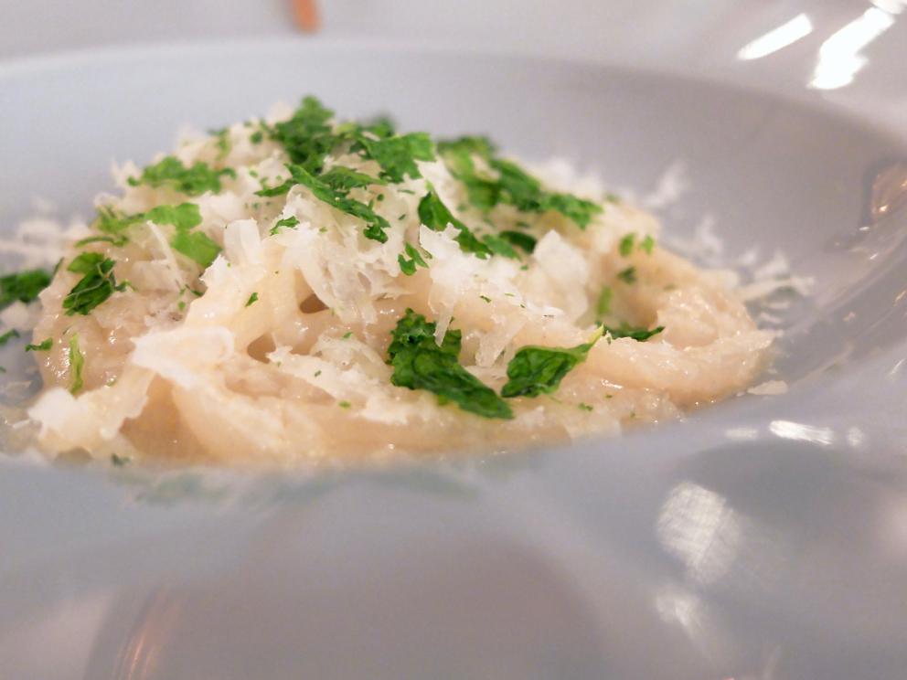 Galleria fotografica






La nostra fantastica cena da Gianluca Gorini nelle foto di Tanio Liotta. S'inizia con Chips di porro, caprino, sesamo tostato e crescione









Fantastica la Rapa rossa ripiena di burro d'alici e bergamotto









Cavolo viola marinato nell'aceto con salame di Mora romagnola grattugiato e oliva nere taggiasche









Cuori di spinacio, mandarino piccante, polvere di semi di zucca tostati









Tartelletta al parmigiano con cavolfiore e paprika salata









Viene portata al tavolo una pagnotta realizzata con farine semintegrali e tipo 1, nessun lievito (idrolisi)









Splendida la Battuta di daino aromatizzato al tè nero in "civet" di melograno, pimpinella, acetosella, mandorle (in parte armelline) e il loro estratto









Carciofo arrosto, salsa di carciofo, capperi salati e tè Matcha. Piatto favoloso









Anguilla al fumo di brace, radicchio marinato all'aceto di pinot nero, riduzione di vino rosso, salsa di scalogno. Altro grande piatto









Un'altra nuova proposta: Cappelletti ripieni di lepre in salmì, mostarda di pera cotogna, pera cotogna fermentatata, liquirizia









Un classico di Gorini, anno 2015, sempre golosissimo e raffinato insieme: Raviolo ripieno di scalogno liquido, primosale di capra, cicoria appassita









Passatelli affumicati in brodo di foglie di verza e semi di zucca









Secondo servizio della verza, dopo i passatelli. Ed è un capolavoro: Cuore di verza dolce e piccante, rispettivamente con salsa di nocciola e mostarda di mandarino









Piccione 1: Petto di piccione cotto alla brace, estratto di alloro. Il piccione ha carne favolosa, «me lo procura una contadina locale»









Piccione 2: Coscia di piccione croccante









Si accompagna con una cipolla fritta, con salsa di cipolla









Piccione 3, memorabile: Spiedino di frattaglie di piccione, limone marinato e alloro









Rognone e lingua di agnello, cicorini, rape marinate e riduzione di birra scura. Piatto gourmet, eccellente, complesso. «I cicorini me li va a cogliere la mattina un'anziana signora di Bagno, che mi vuole bene»






