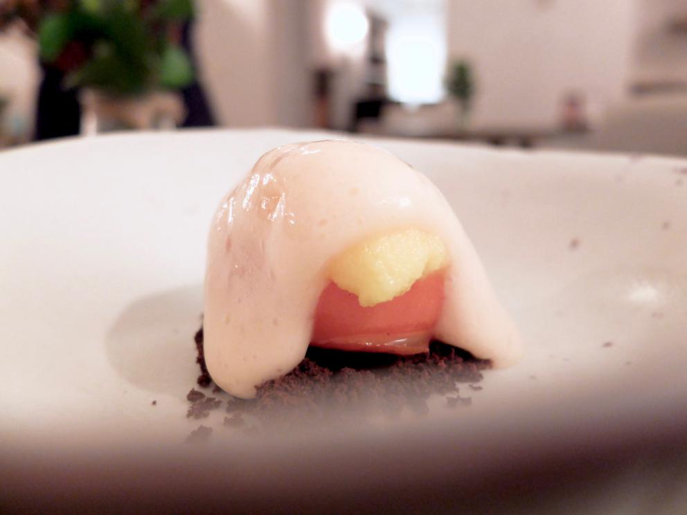 Galleria fotografica






La nostra fantastica cena da Gianluca Gorini nelle foto di Tanio Liotta. S'inizia con Chips di porro, caprino, sesamo tostato e crescione









Fantastica la Rapa rossa ripiena di burro d'alici e bergamotto









Cavolo viola marinato nell'aceto con salame di Mora romagnola grattugiato e oliva nere taggiasche









Cuori di spinacio, mandarino piccante, polvere di semi di zucca tostati









Tartelletta al parmigiano con cavolfiore e paprika salata









Viene portata al tavolo una pagnotta realizzata con farine semintegrali e tipo 1, nessun lievito (idrolisi)









Splendida la Battuta di daino aromatizzato al tè nero in "civet" di melograno, pimpinella, acetosella, mandorle (in parte armelline) e il loro estratto









Carciofo arrosto, salsa di carciofo, capperi salati e tè Matcha. Piatto favoloso









Anguilla al fumo di brace, radicchio marinato all'aceto di pinot nero, riduzione di vino rosso, salsa di scalogno. Altro grande piatto









Un'altra nuova proposta: Cappelletti ripieni di lepre in salmì, mostarda di pera cotogna, pera cotogna fermentatata, liquirizia









Un classico di Gorini, anno 2015, sempre golosissimo e raffinato insieme: Raviolo ripieno di scalogno liquido, primosale di capra, cicoria appassita









Passatelli affumicati in brodo di foglie di verza e semi di zucca









Secondo servizio della verza, dopo i passatelli. Ed è un capolavoro: Cuore di verza dolce e piccante, rispettivamente con salsa di nocciola e mostarda di mandarino









Piccione 1: Petto di piccione cotto alla brace, estratto di alloro. Il piccione ha carne favolosa, «me lo procura una contadina locale»









Piccione 2: Coscia di piccione croccante









Si accompagna con una cipolla fritta, con salsa di cipolla









Piccione 3, memorabile: Spiedino di frattaglie di piccione, limone marinato e alloro









Rognone e lingua di agnello, cicorini, rape marinate e riduzione di birra scura. Piatto gourmet, eccellente, complesso. «I cicorini me li va a cogliere la mattina un'anziana signora di Bagno, che mi vuole bene»









Si termina con una pasta: Spaghetto mantecato con burro alla genziana, caciotta di capra, verza essiccata, scorza di bergamotto candita. «Bergamotto e genziana accompagnano nel processo di digestione»









Ottima la Macedonia di kiwi macerati, mele alla vodka, limone e infuso di menta fresca






