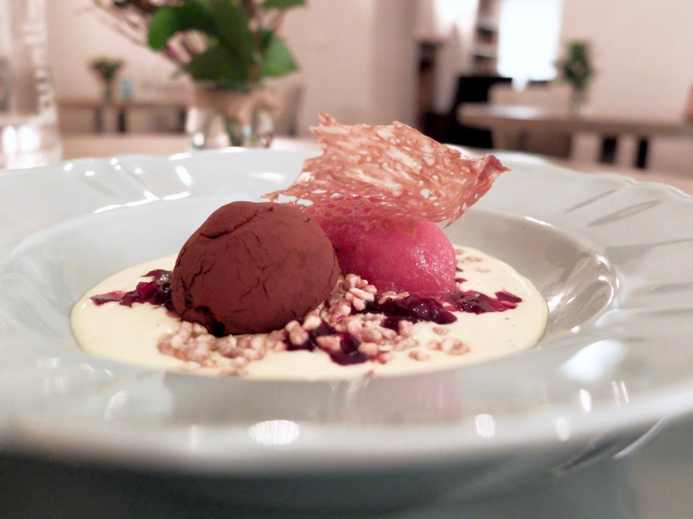 Galleria fotografica






La nostra fantastica cena da Gianluca Gorini nelle foto di Tanio Liotta. S'inizia con Chips di porro, caprino, sesamo tostato e crescione









Fantastica la Rapa rossa ripiena di burro d'alici e bergamotto









Cavolo viola marinato nell'aceto con salame di Mora romagnola grattugiato e oliva nere taggiasche









Cuori di spinacio, mandarino piccante, polvere di semi di zucca tostati









Tartelletta al parmigiano con cavolfiore e paprika salata









Viene portata al tavolo una pagnotta realizzata con farine semintegrali e tipo 1, nessun lievito (idrolisi)









Splendida la Battuta di daino aromatizzato al tè nero in "civet" di melograno, pimpinella, acetosella, mandorle (in parte armelline) e il loro estratto









Carciofo arrosto, salsa di carciofo, capperi salati e tè Matcha. Piatto favoloso









Anguilla al fumo di brace, radicchio marinato all'aceto di pinot nero, riduzione di vino rosso, salsa di scalogno. Altro grande piatto









Un'altra nuova proposta: Cappelletti ripieni di lepre in salmì, mostarda di pera cotogna, pera cotogna fermentatata, liquirizia









Un classico di Gorini, anno 2015, sempre golosissimo e raffinato insieme: Raviolo ripieno di scalogno liquido, primosale di capra, cicoria appassita









Passatelli affumicati in brodo di foglie di verza e semi di zucca









Secondo servizio della verza, dopo i passatelli. Ed è un capolavoro: Cuore di verza dolce e piccante, rispettivamente con salsa di nocciola e mostarda di mandarino









Piccione 1: Petto di piccione cotto alla brace, estratto di alloro. Il piccione ha carne favolosa, «me lo procura una contadina locale»









Piccione 2: Coscia di piccione croccante









Si accompagna con una cipolla fritta, con salsa di cipolla









Piccione 3, memorabile: Spiedino di frattaglie di piccione, limone marinato e alloro









Rognone e lingua di agnello, cicorini, rape marinate e riduzione di birra scura. Piatto gourmet, eccellente, complesso. «I cicorini me li va a cogliere la mattina un'anziana signora di Bagno, che mi vuole bene»









Si termina con una pasta: Spaghetto mantecato con burro alla genziana, caciotta di capra, verza essiccata, scorza di bergamotto candita. «Bergamotto e genziana accompagnano nel processo di digestione»









Ottima la Macedonia di kiwi macerati, mele alla vodka, limone e infuso di menta fresca









Straordinario: Mandarino ripieno di mandarino (in varie declinazioni: candito, in gel, l'infuso della sua scorza con latte e il suo succo, in sorbetto, come punch, il tutto con biscotto al cacao e spezie)






