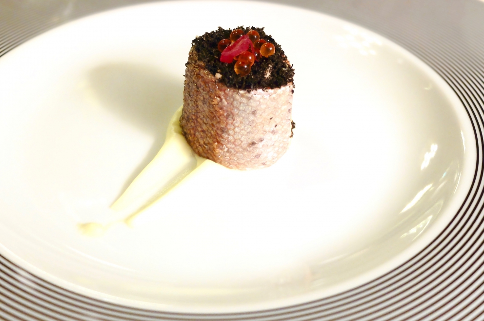 Galleria fotografica






Gambero fresco Eco-Farming, crema di patate e cialda di amaranto









Testina di vitello croccante, crudo di scampi e fegato grasso d'oca affumicato









Capesante scottate con crema d’aglio dolce, crosta di alghe e fiori di zucca in tempura






