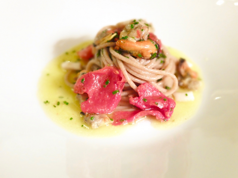 Galleria fotografica






Gambero fresco Eco-Farming, crema di patate e cialda di amaranto









Testina di vitello croccante, crudo di scampi e fegato grasso d'oca affumicato









Capesante scottate con crema d’aglio dolce, crosta di alghe e fiori di zucca in tempura









Filetto di trota affumicato su patata all'olio d'oliva con cipolla, pane nero e uova di trota






