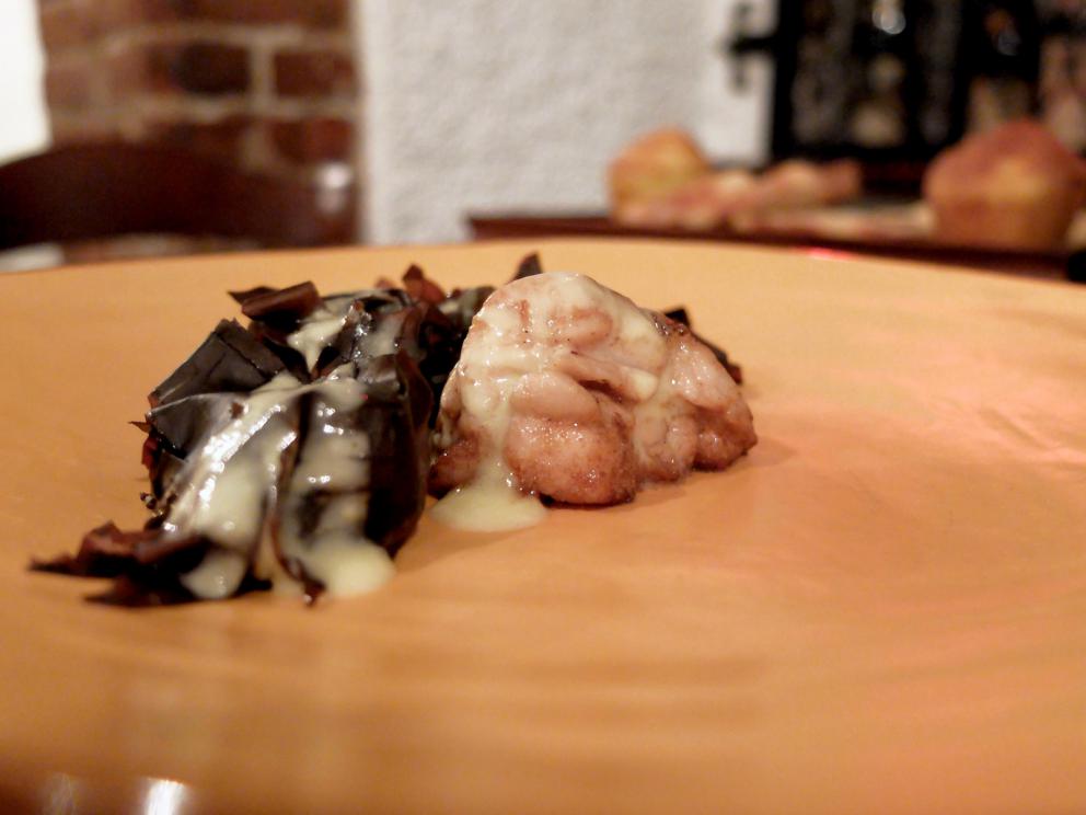 Galleria fotografica






La nostra cena al Pont de Ferr, nelle foto da Tanio Liotta. S'inizia con Messico e Nuvole: zucchero soffiato al peperoncino, salsa guacamole









Pan brioche tostato con acciuga e polvere di bagnet verd









Ciliegia di piccione









Midollo di vacca vecchia, polpa di riccio









Triglia in carpione, cavolo nano cinese









Tempura di gamberi e cervella, brodo dashi di gambo di violino della Val Chiavenna






