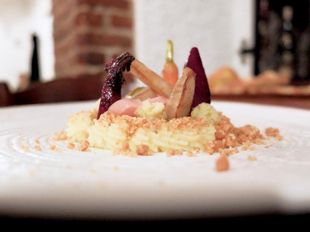Galleria fotografica






La nostra cena al Pont de Ferr, nelle foto da Tanio Liotta. S'inizia con Messico e Nuvole: zucchero soffiato al peperoncino, salsa guacamole









Pan brioche tostato con acciuga e polvere di bagnet verd









Ciliegia di piccione









Midollo di vacca vecchia, polpa di riccio









Triglia in carpione, cavolo nano cinese









Tempura di gamberi e cervella, brodo dashi di gambo di violino della Val Chiavenna









Animella, alga dulse, salsa pil-pil







